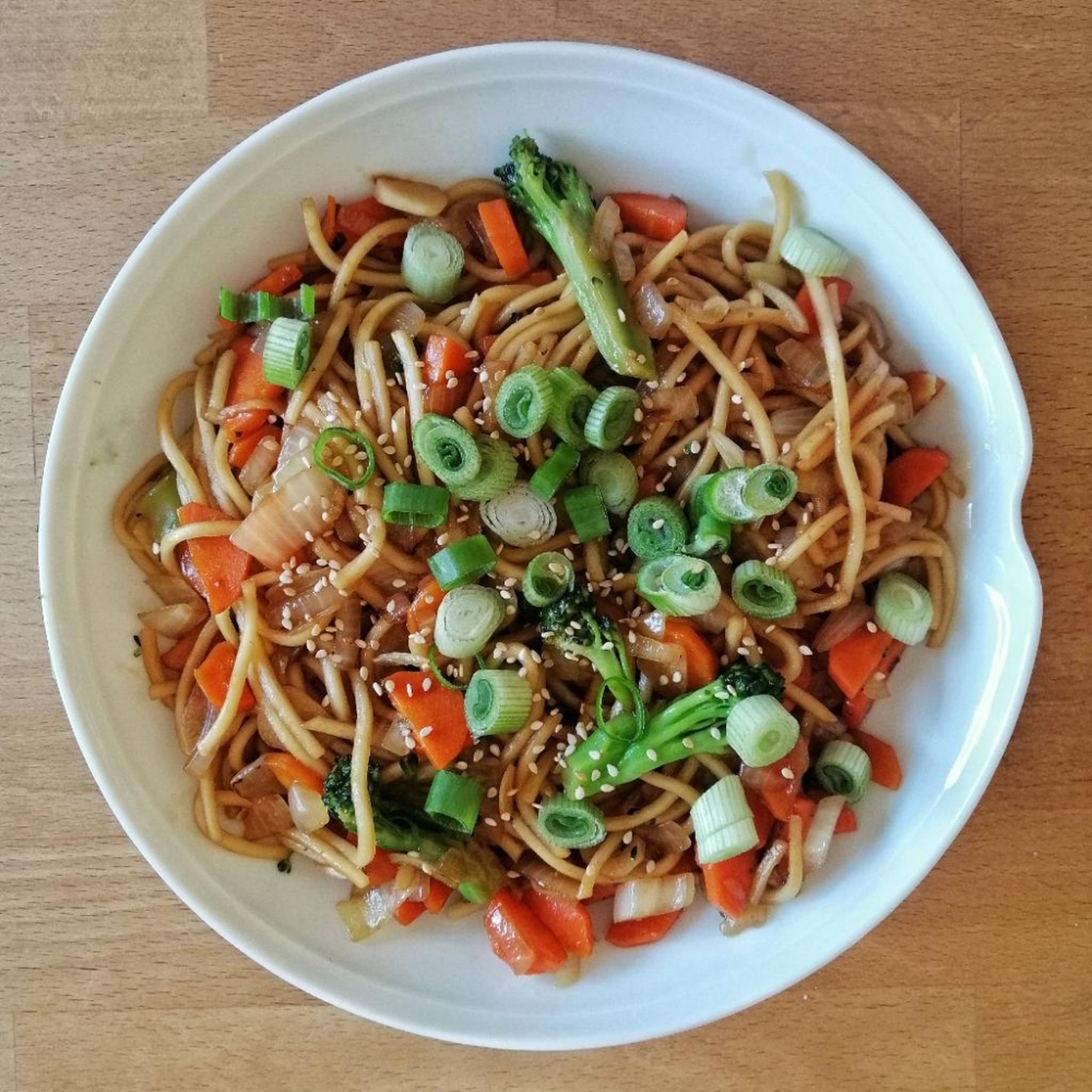Chinesische Nudeln in Teriyakisoße