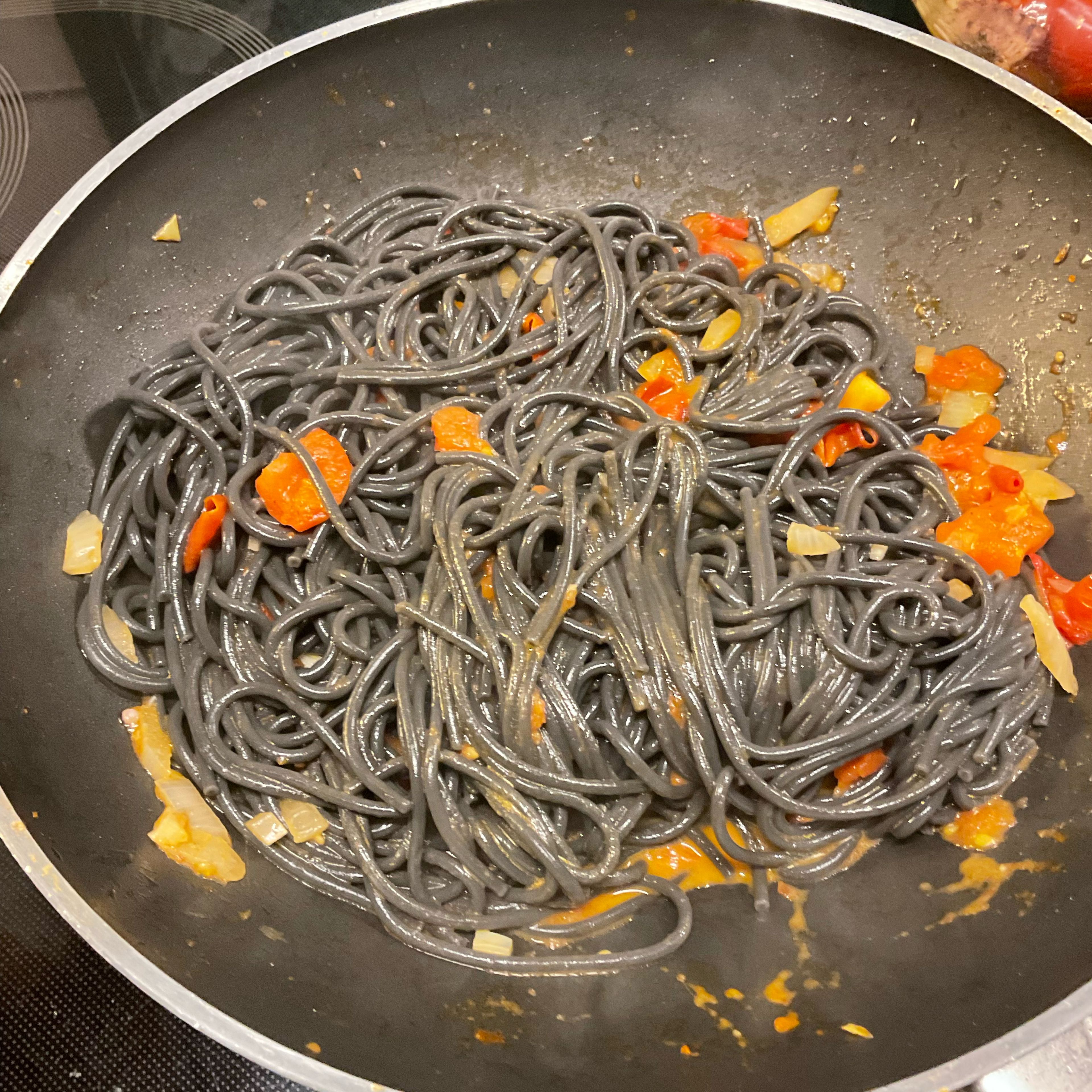 Die Spaghetti negro mit dem Minisugo vereinen …