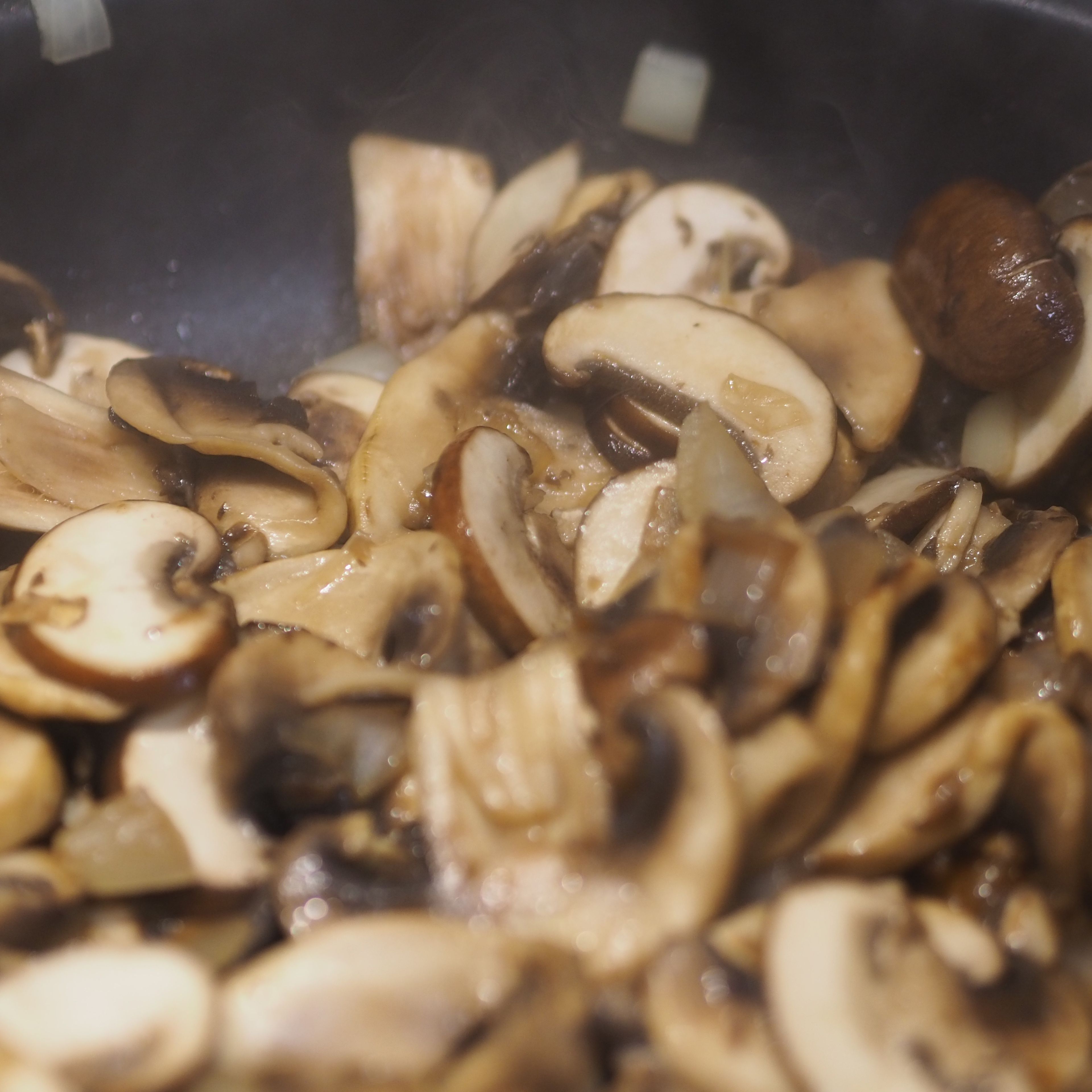 Das Öl in eine Pfanne geben und die Zwiebeln kurz anschwitzen. Dann die Pilze zugeben und ca. 5 Min anbraten.