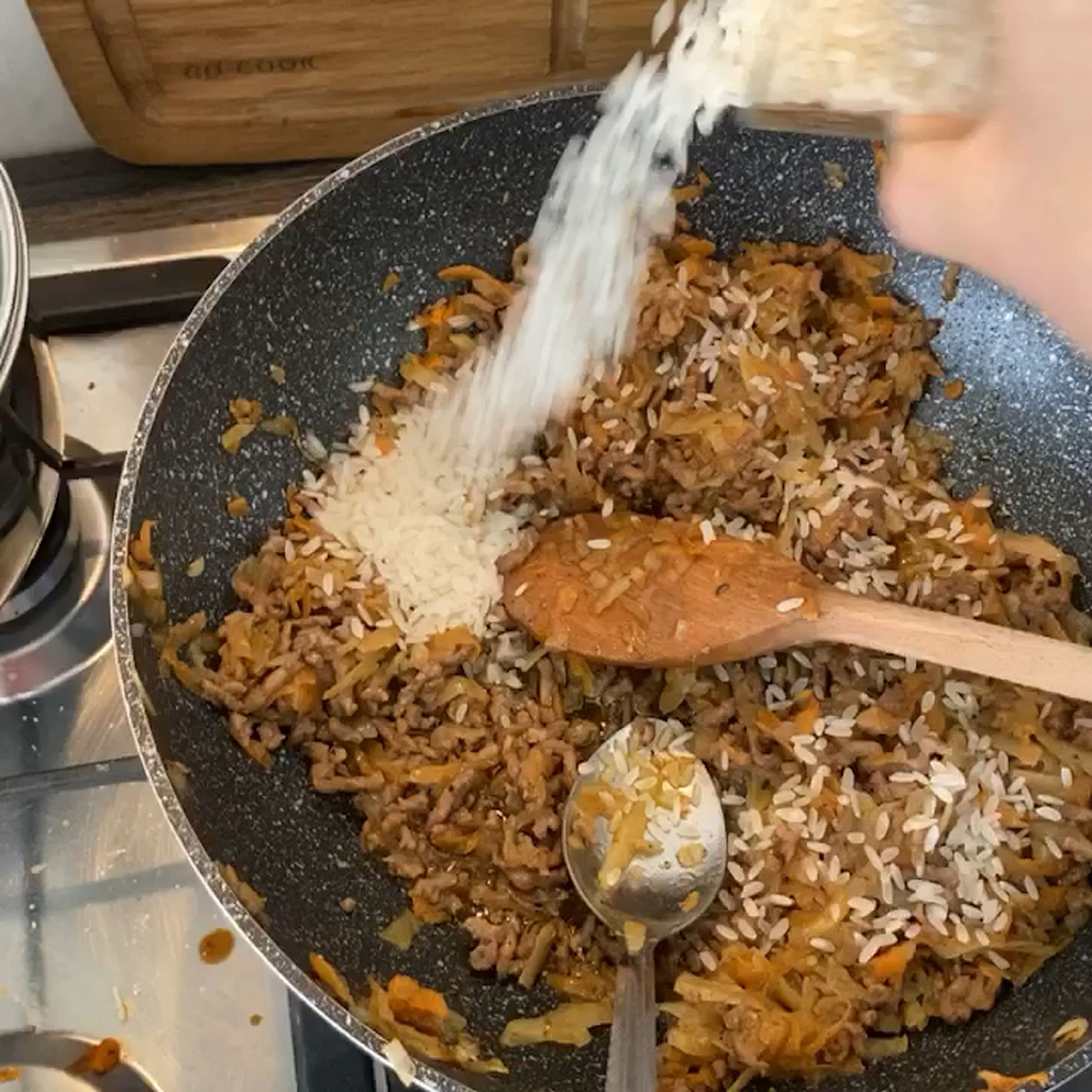 Den Reis mit dazugeben und gut miteinander mischen und für 10 min anbraten. 