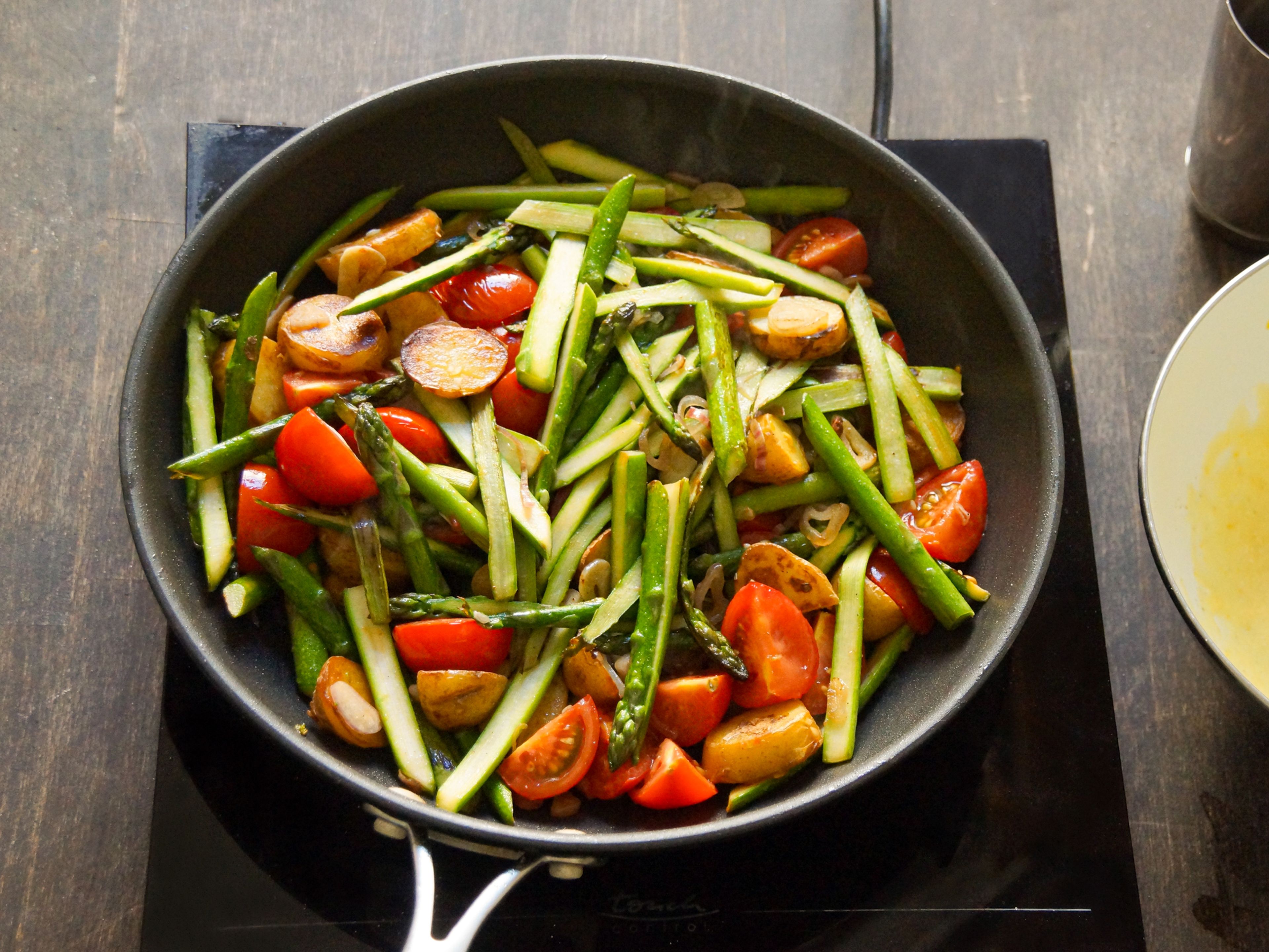 Christian macht warmen Spargel-Kartoffelsalat mit Zitronen-Mayonnaise ...