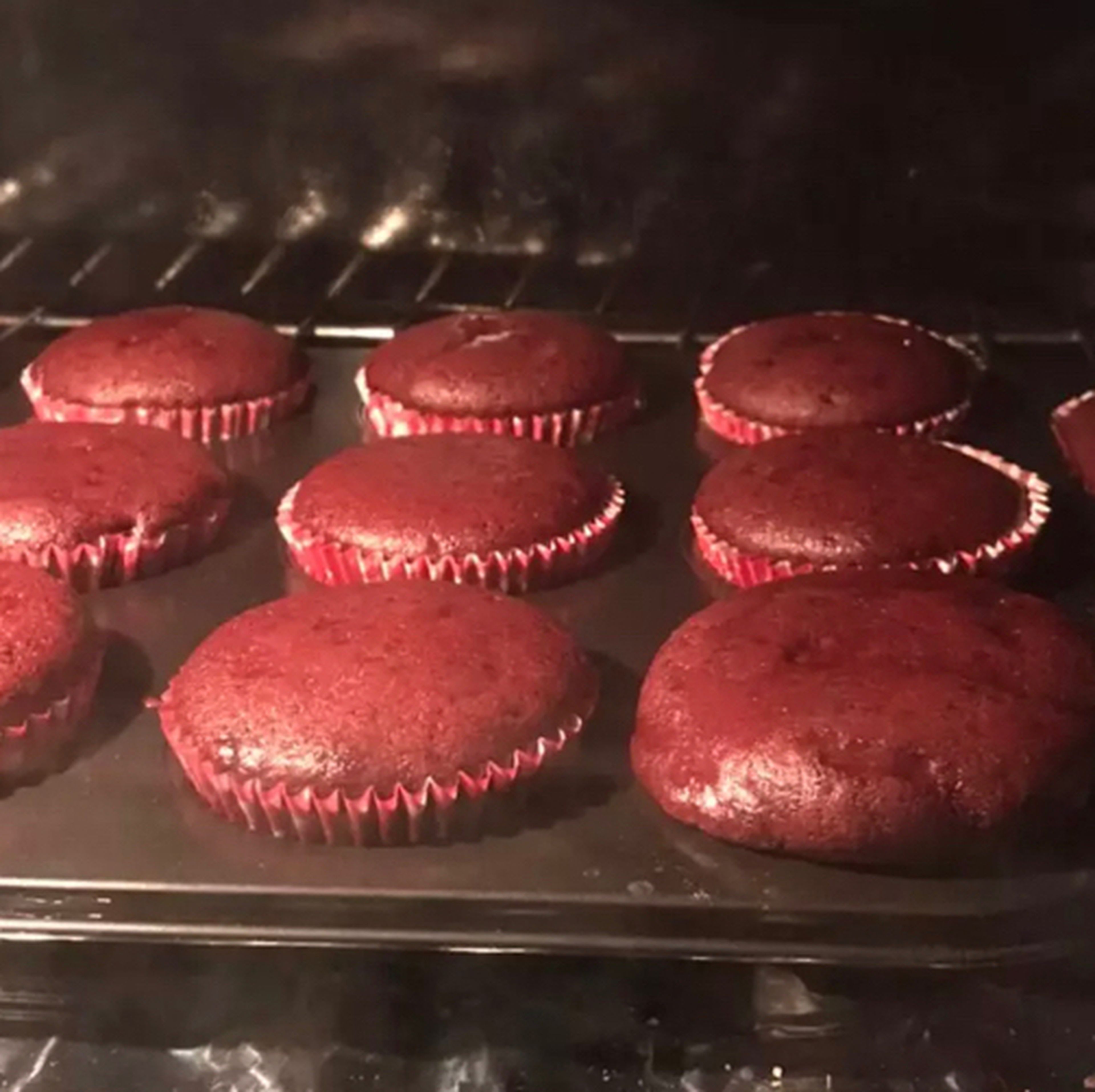 Bake them for 20 to 25 minutes and then check with a toothpick that the marrow is cooked. Then let it cool and in the meantime, prepare the icing .