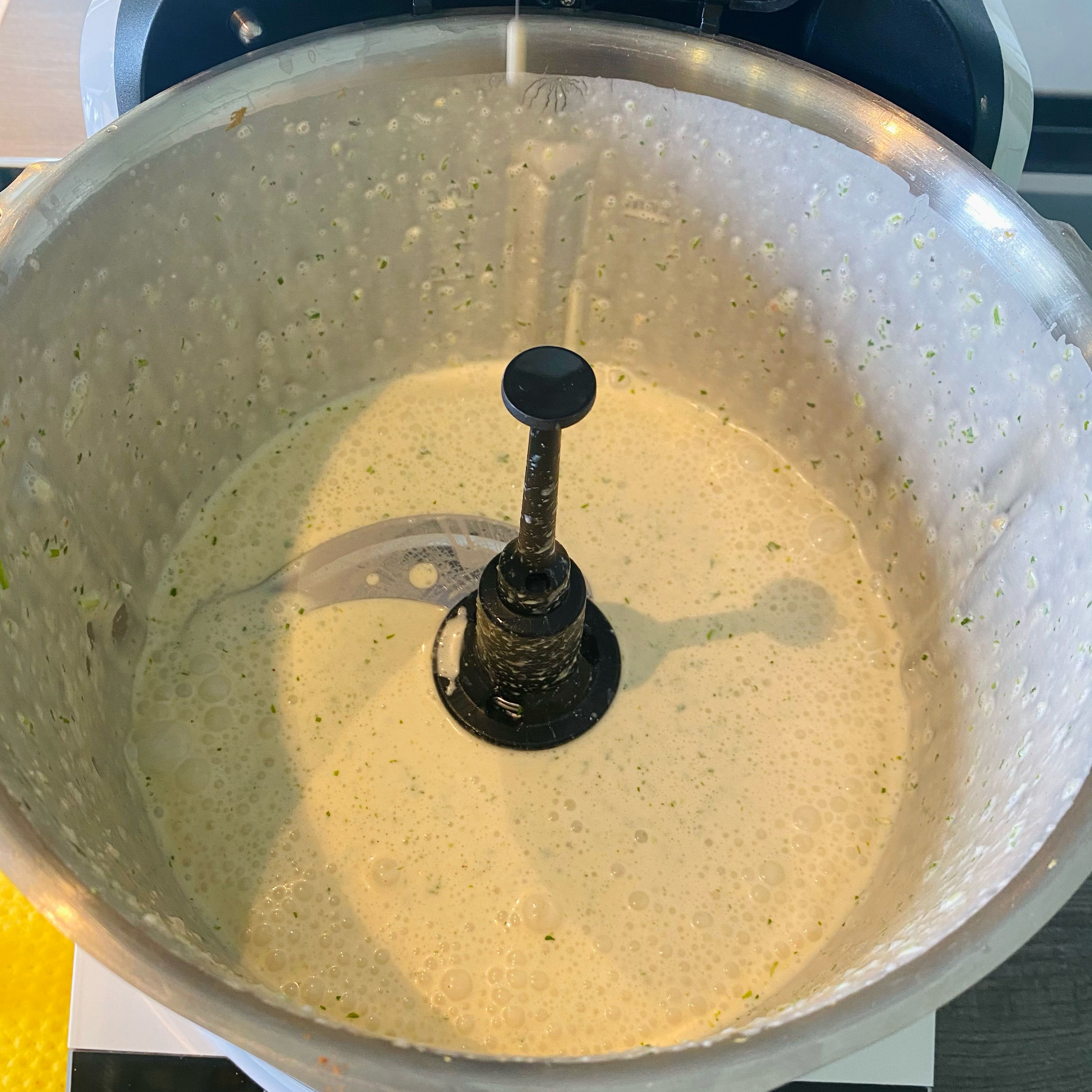 Nach Ablauf der Zeit den Dampfgaraufsatz und Dampfgareinsatz vom Topf nehmen und warm stellen. 400 Gramm der Garflüssigkeit (ggf muss aufgefüllt werden), Das Universalmesser einsetzen. Schmand, grob geschnittener Schnittlauch, die Petersilie, Stärke, Salz, Pfeffer und Paprikapulver in den Topf geben, den Deckel schließen, Messbecher einsetzen und mischen (Universalmesser | Stufe 16 | 10 Sek.). Danach 4 Minuten bei Stufe 17 und 100 °C aufkochen. Die Sauce mit dem Gemüse aus dem Dampfgaraufsatz mischen und zu den Kartoffeln servieren.