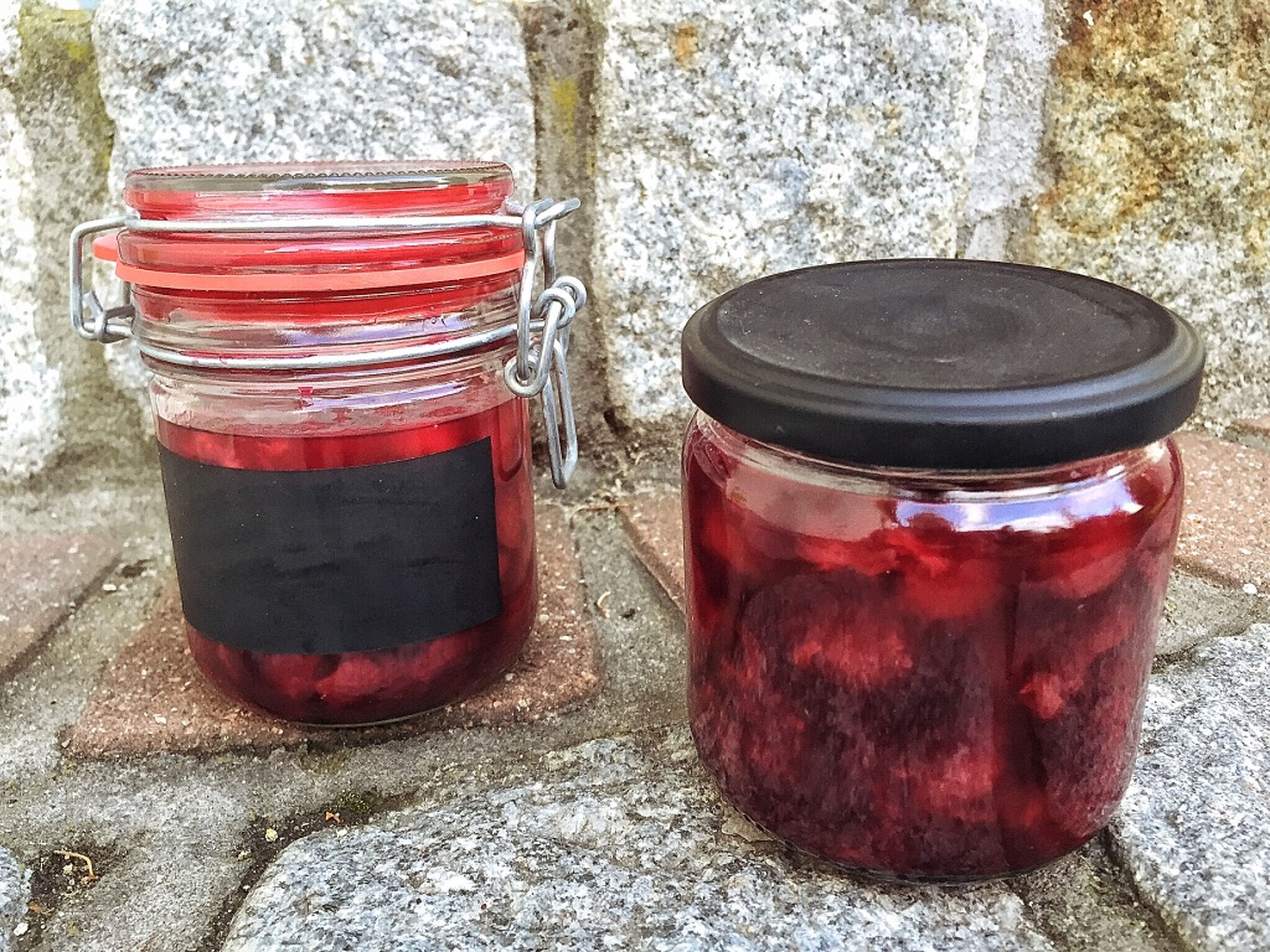 Remove the mint and fill boozy cherry jam into sterilized glass jars. Let the glass jars rest upside down for approx. 10 min., then turn them over again and let cool down. Enjoy!
