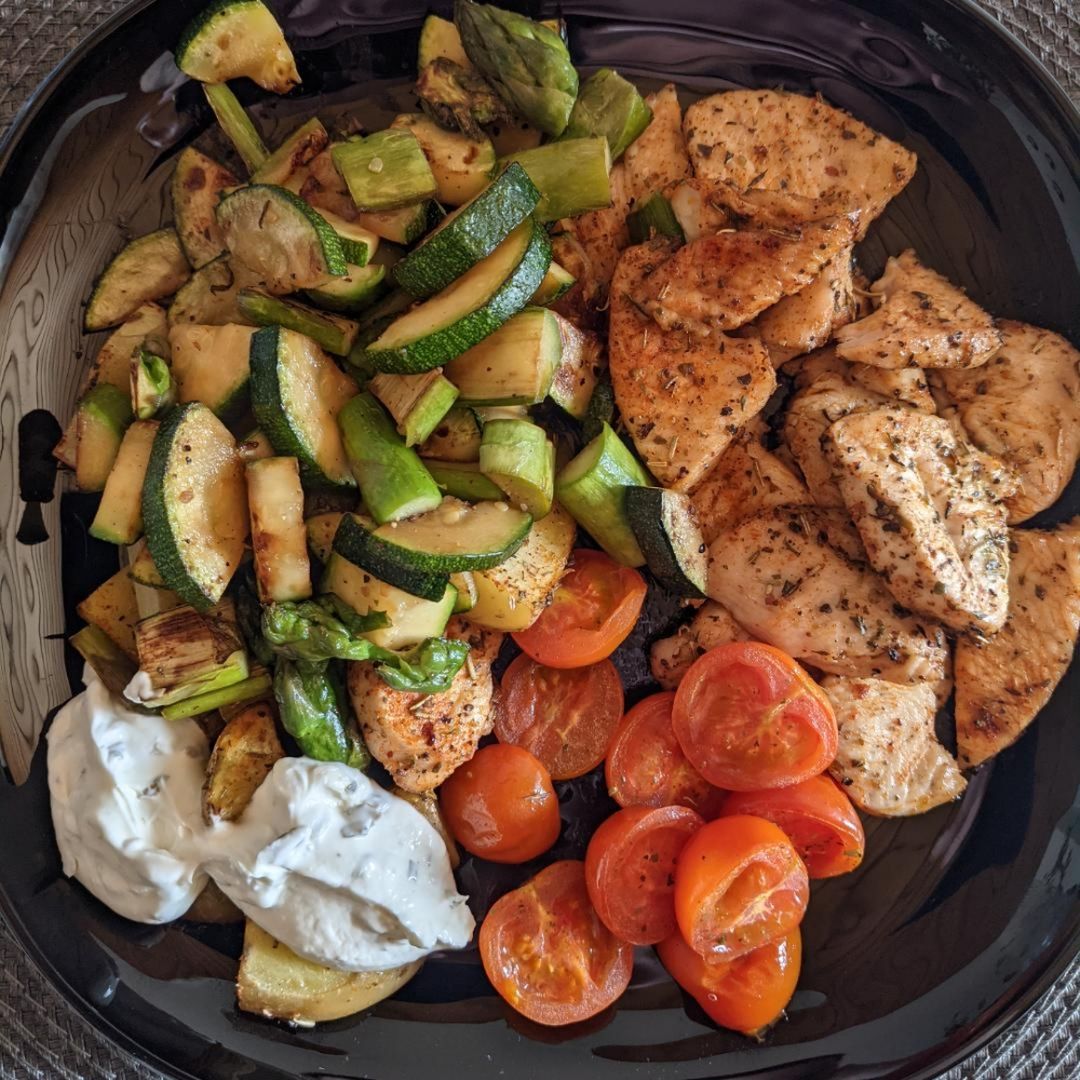 Ofen- und Grillgemüse mit Hähnchen und Quark