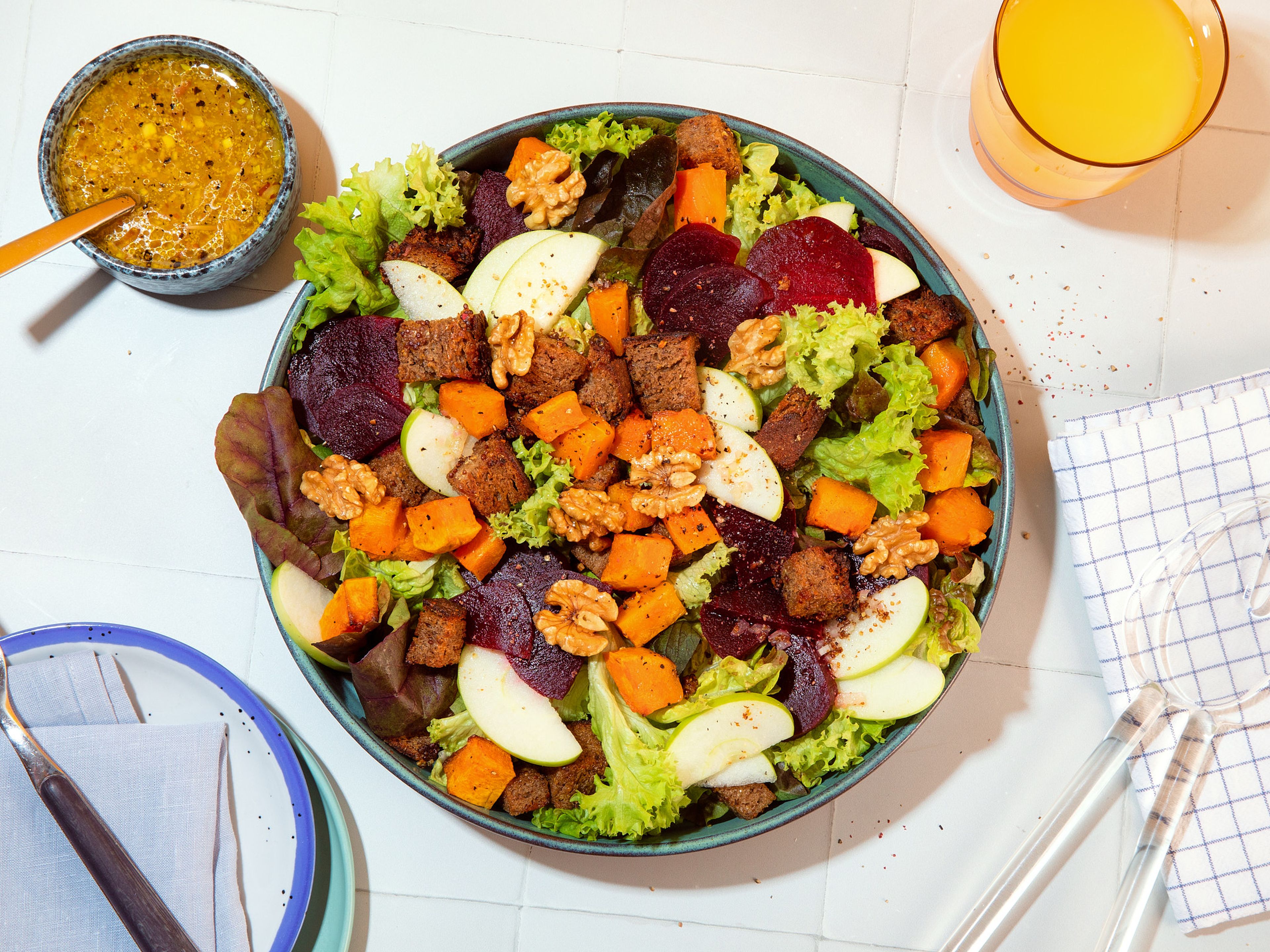 Bunter Wintersalat mit Sauerteig-Croûtons und spritzigem Dressing