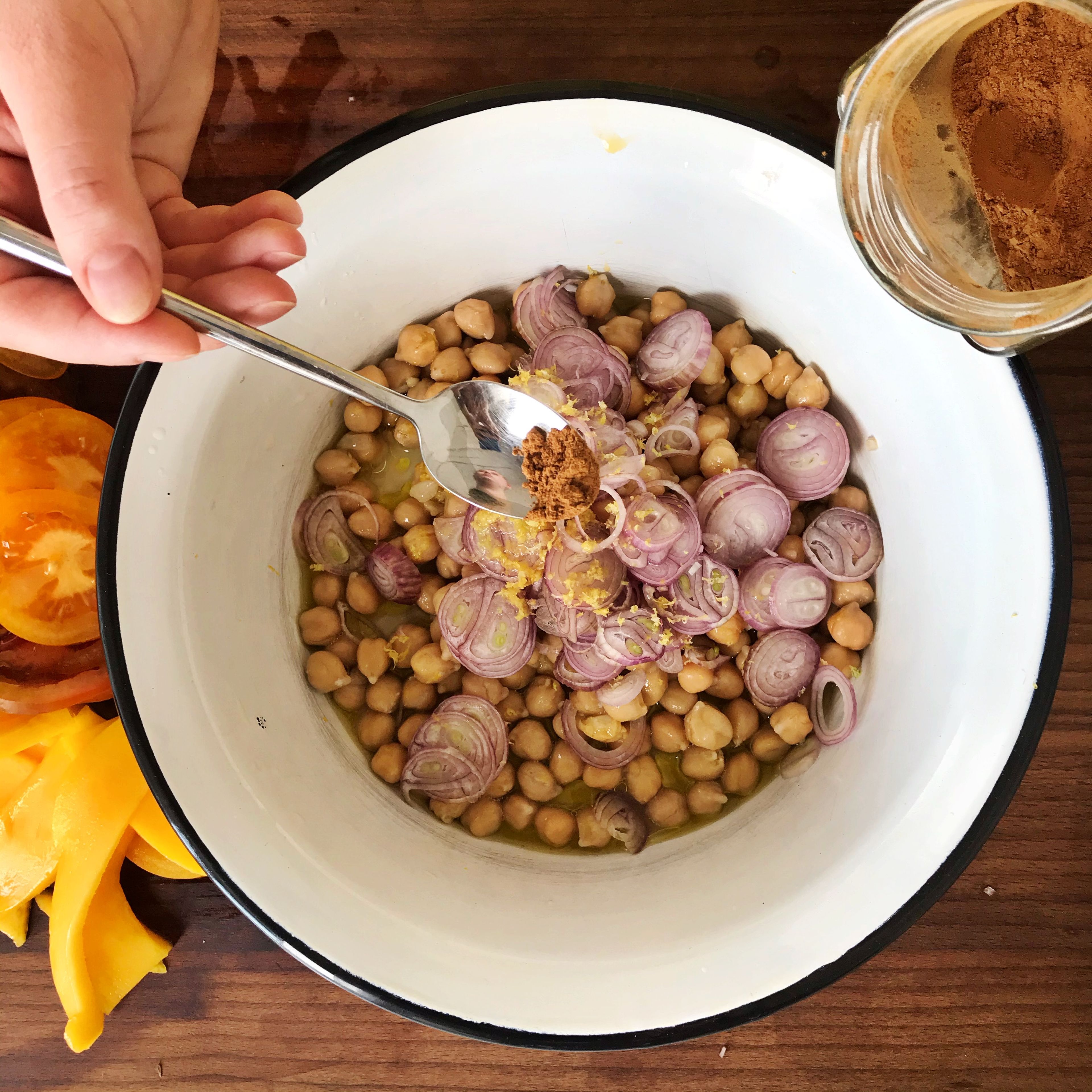 Mix the chickpeas in a bowl with olive oil, cinnamon, the juice and zest of one lemon and the shallot rings. Season with salt and pepper.