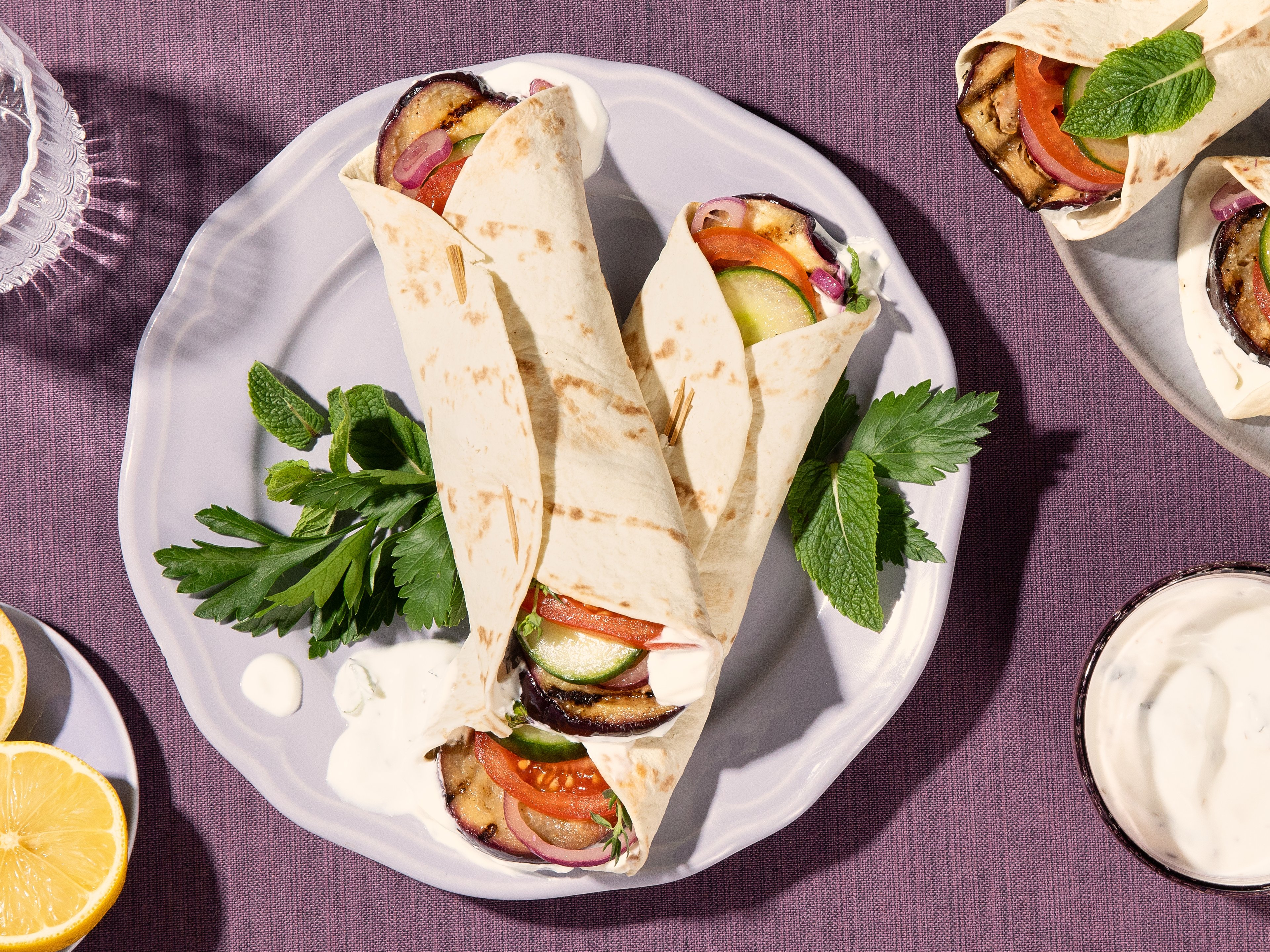 Gegrillte Auberginen-Wraps mit frischer Joghurtsauce