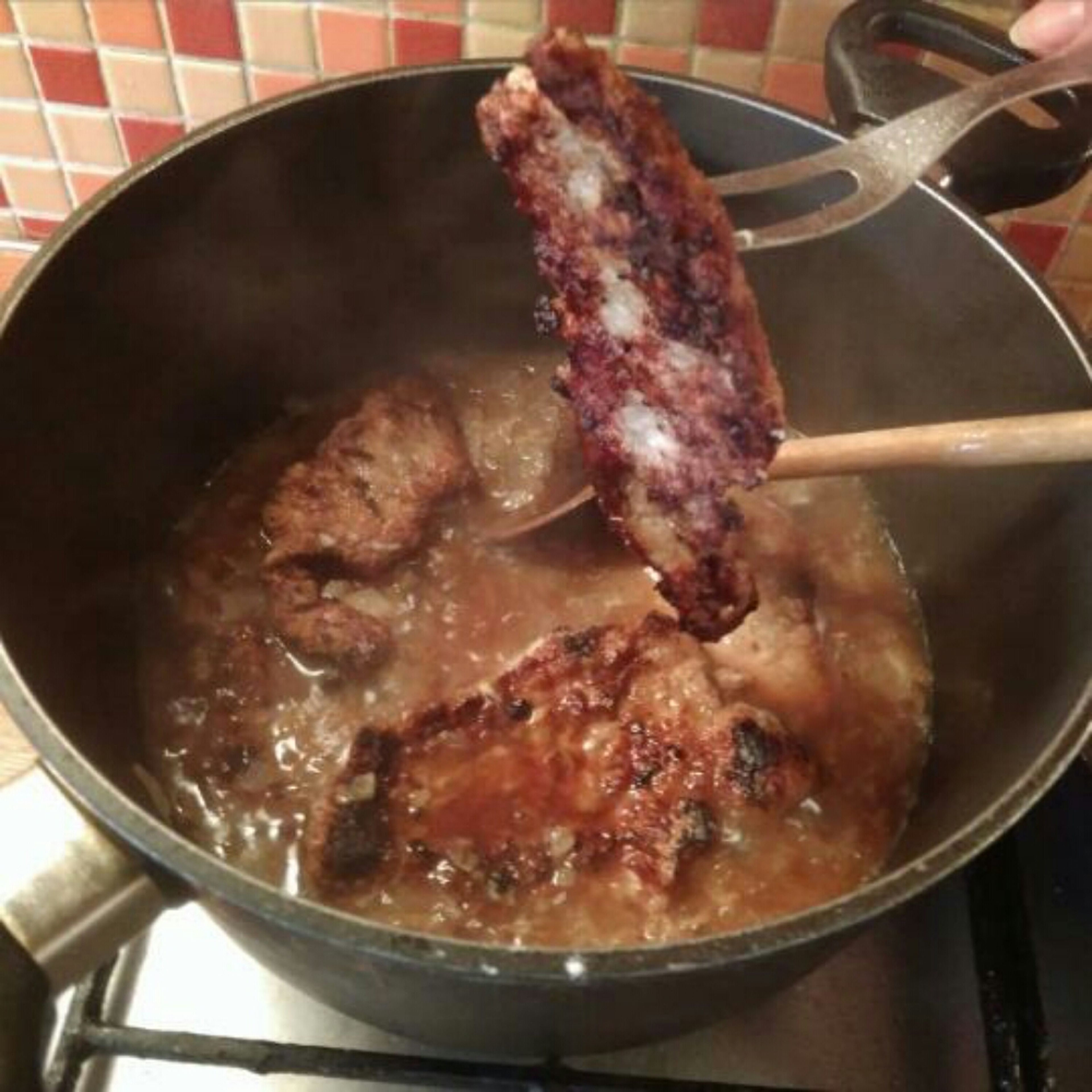 This way we add the other fried pieces of chops to the pot and always pour light water over them slightly.When all the meat is in the pot, let it boil slightly in water (approx. 30 min.).
