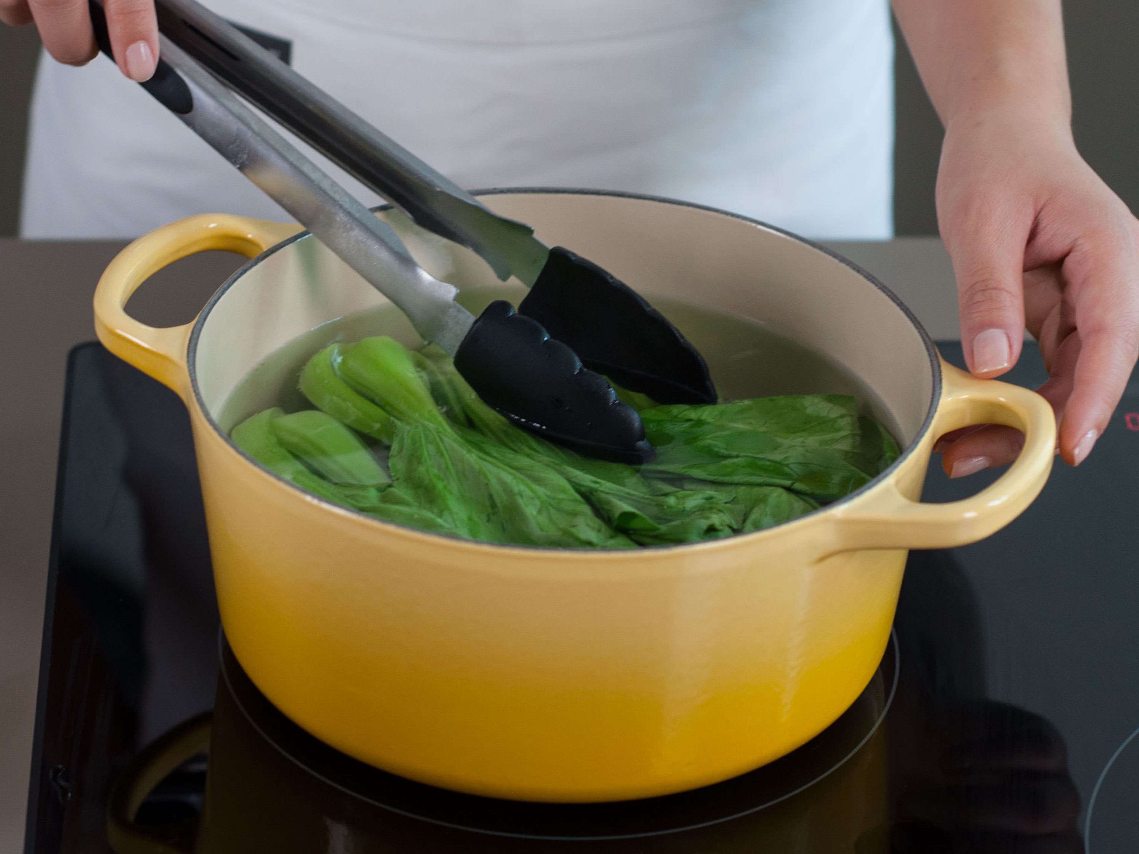 Bring a large saucepan of water with oil and salt to a boil. Dip the roots of the bok choy into the water for approx. 20 sec., then immerse all of it for approx. 1 min. Transfer to an ice bath to stop cooking process.