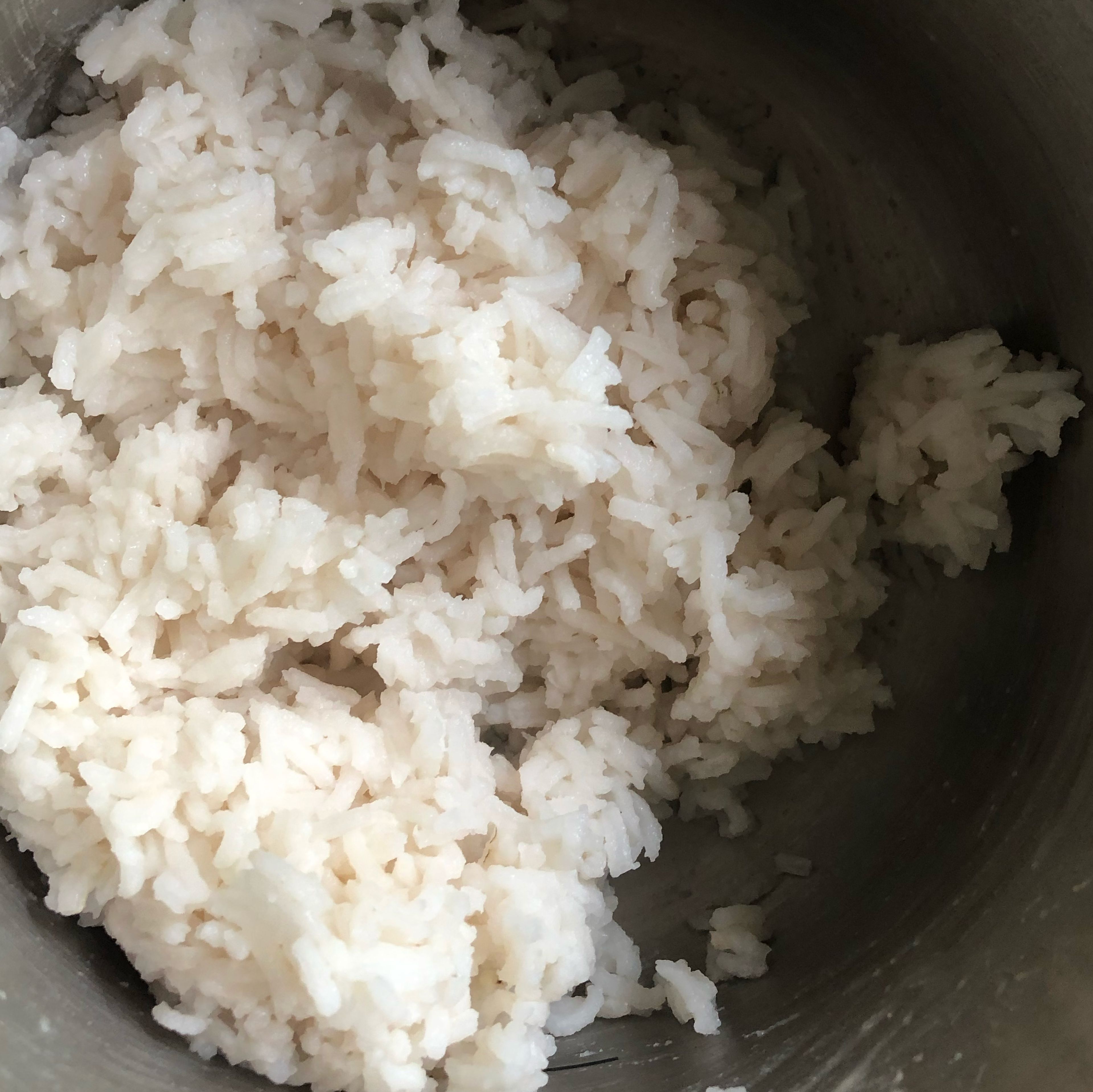 Nach den 20 Minuten den Topf mit dem Reis von der Kochplatte runter stellen. Den Deckel ab und den Reis auflockern. Weitere 10 Min ruhen lassen mit schräg aufliegenden Deckel. 