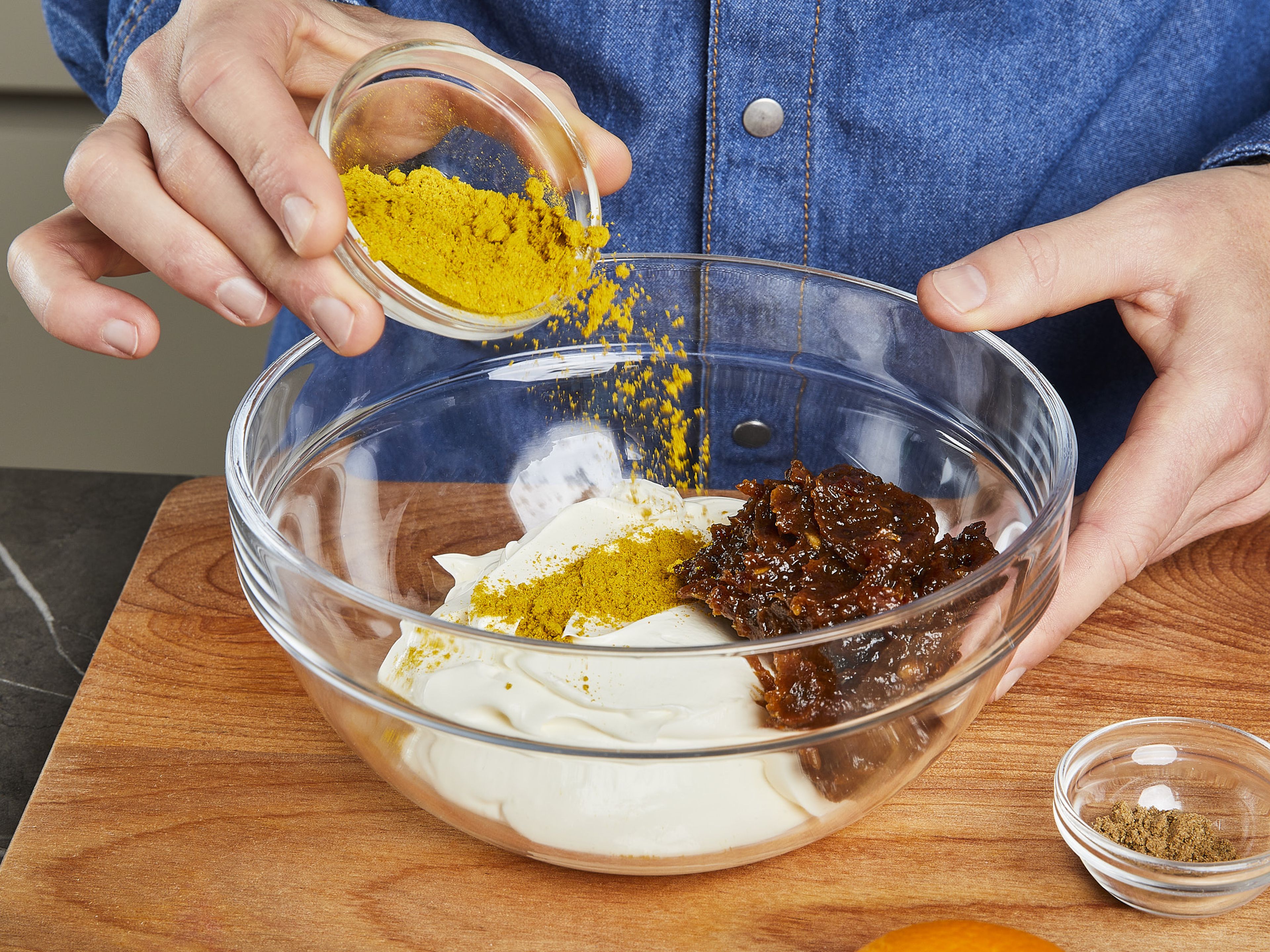 Datteln mit Orangensaft- und abrieb in der Küchenmaschine zu einer groben Paste mixen. Anschließend mit Frischkäse, Currypulver und gemahlenem Koriander vermengen. Mit Salz und Pfeffer würzen.