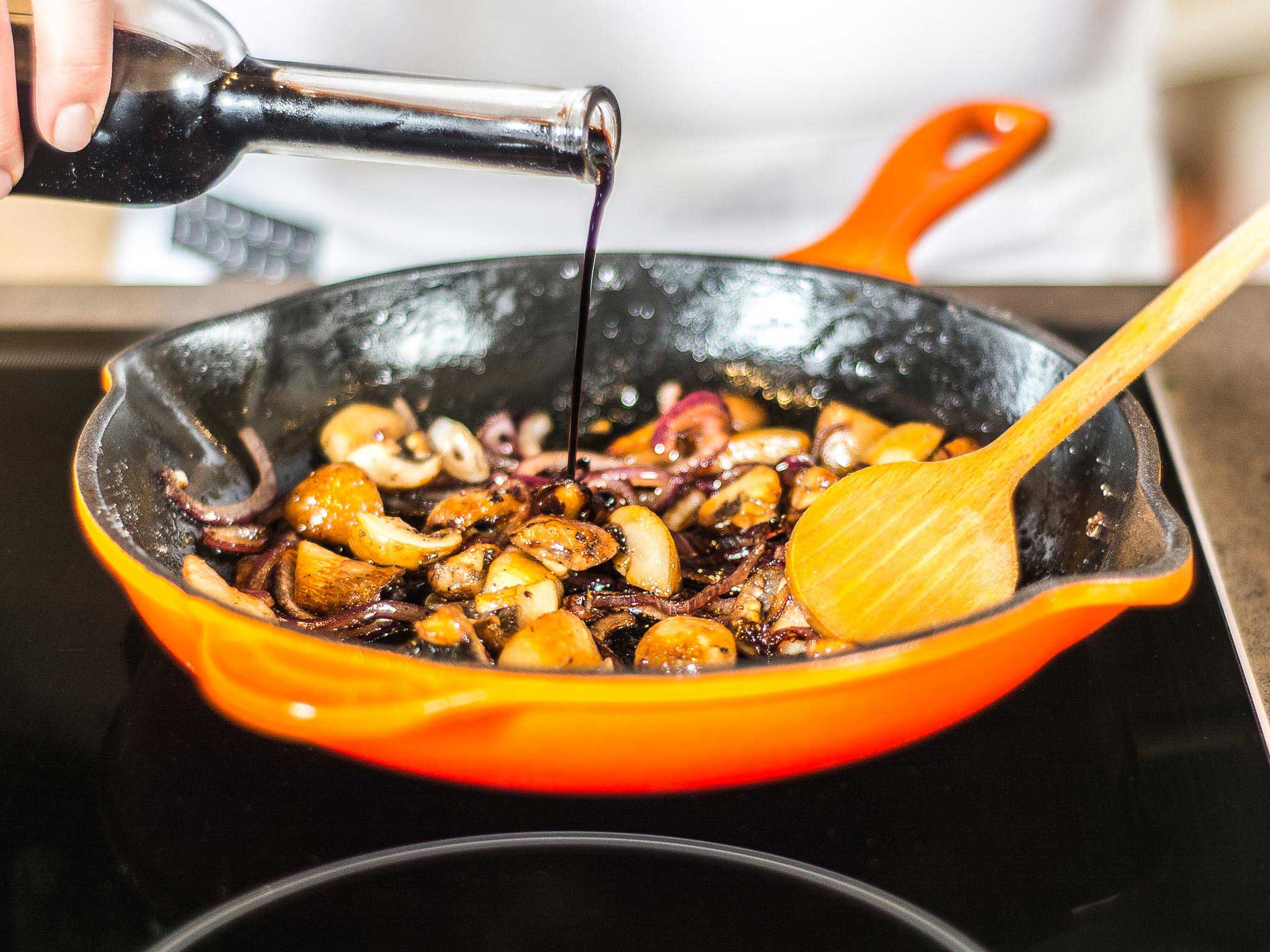 Fry onion and mushrooms in some vegetable oil. Sprinkle with a pinch of sugar and deglaze pan with balsamic vinegar. Season with salt and pepper. Allow to reduce for approx. 1 - 2 min. Top the polenta with the balsamic mushrooms and sauce.
