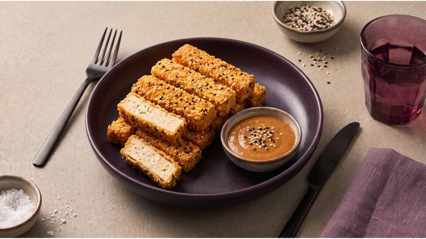 Goldbraun und knusprig: Tofu mit Erdnusssoße