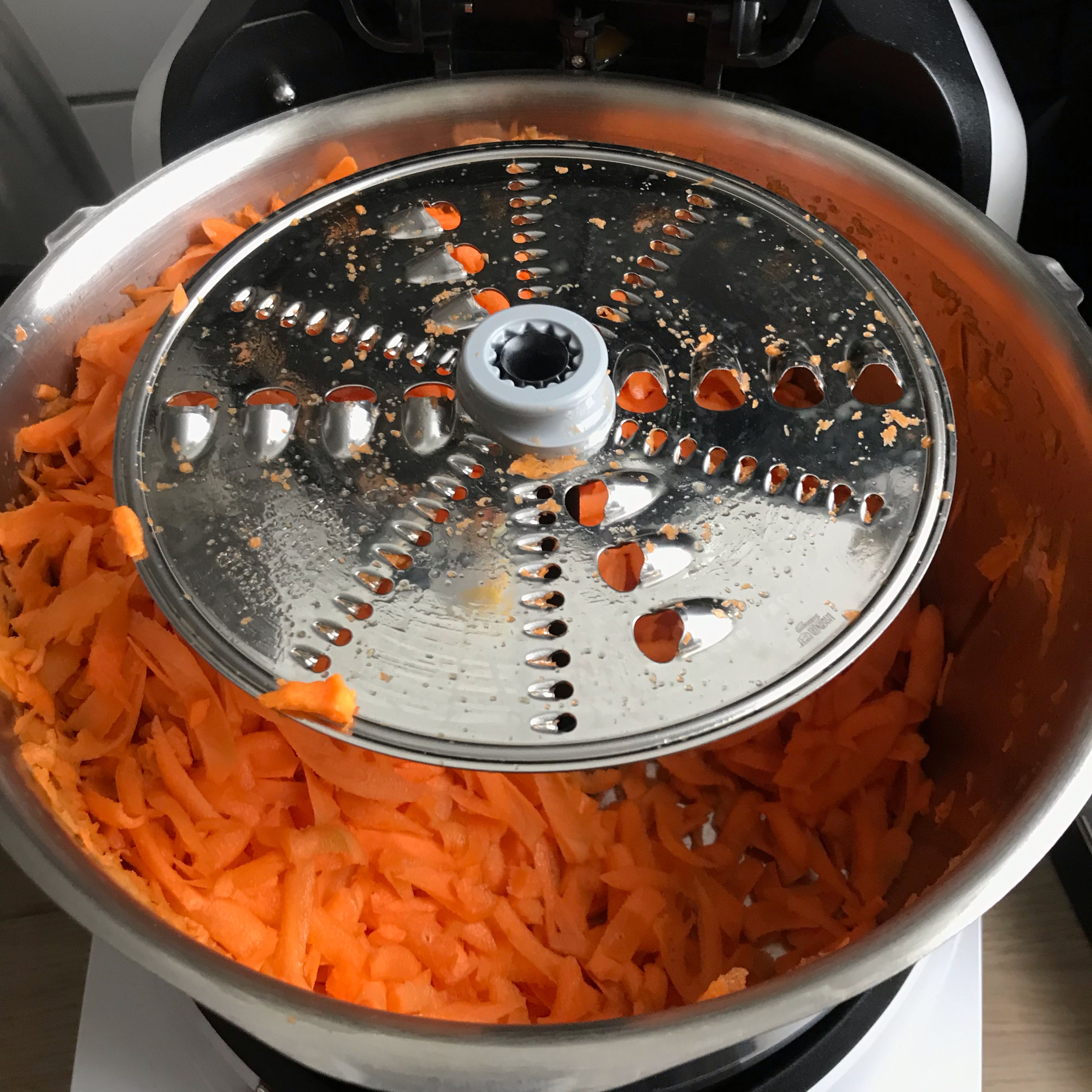 Die gewaschenen Karotten schälen, Enden schneiden und mit dem großen Aufsatz hobeln. (Zerkleinerungsaufsatz | Stufe 6)