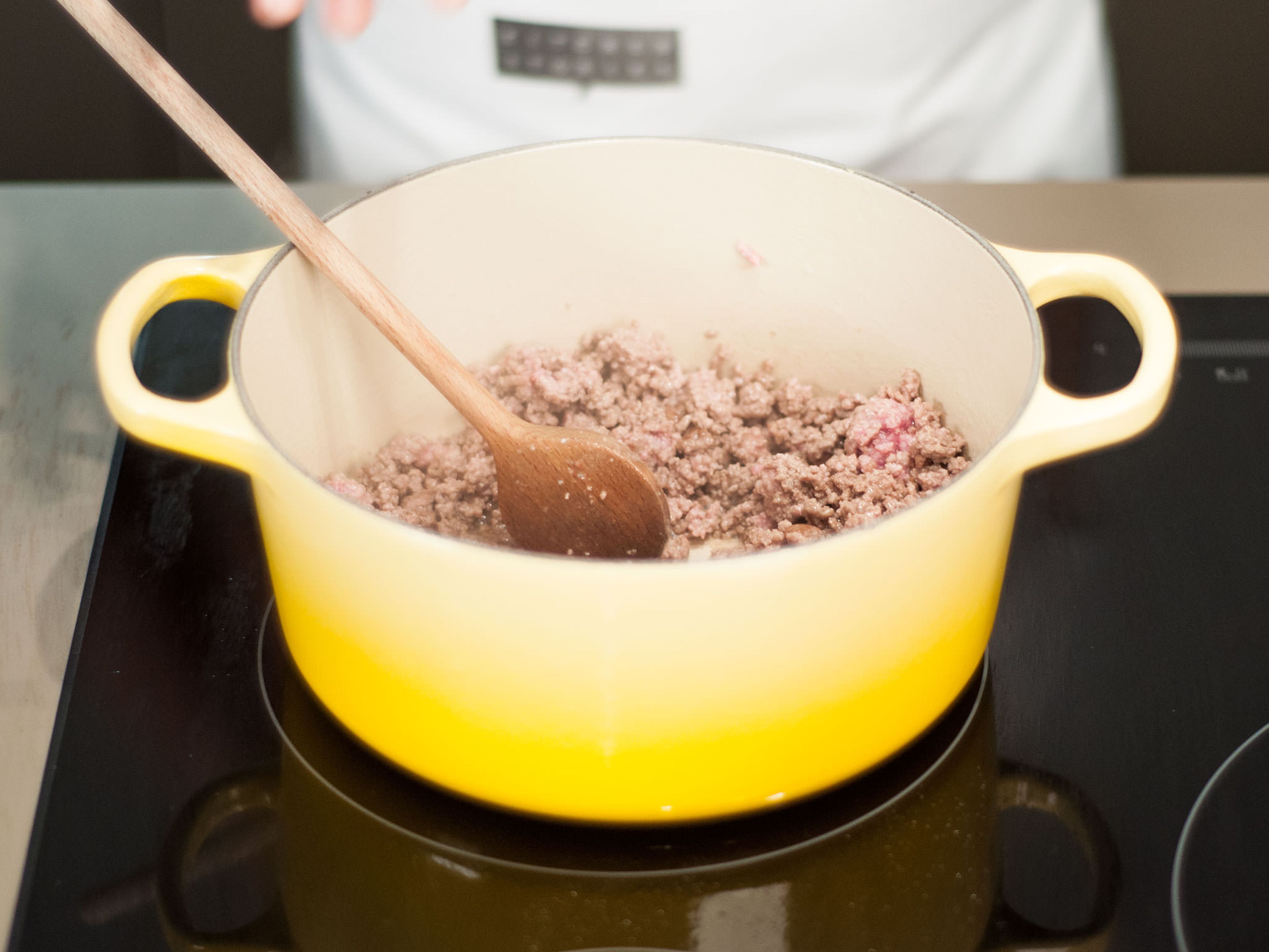Heat up some vegetable oil in a large saucepan over medium heat. Add ground beef and sauté for approx. 2 – 3 min. Then add  VIVA LA SPICE seasoning (if using), chili, and onions. Avoid stirring too much so that the meat stays flavorful.
