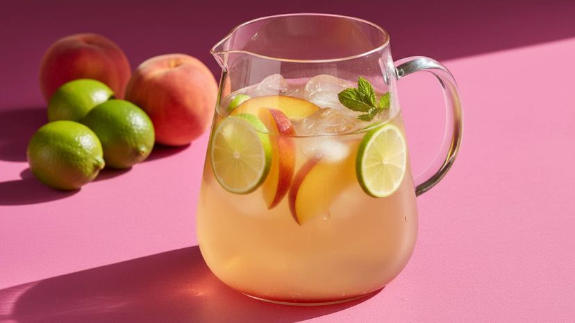 Pfirsich-Limetten-Sangria für warme Sommertage
