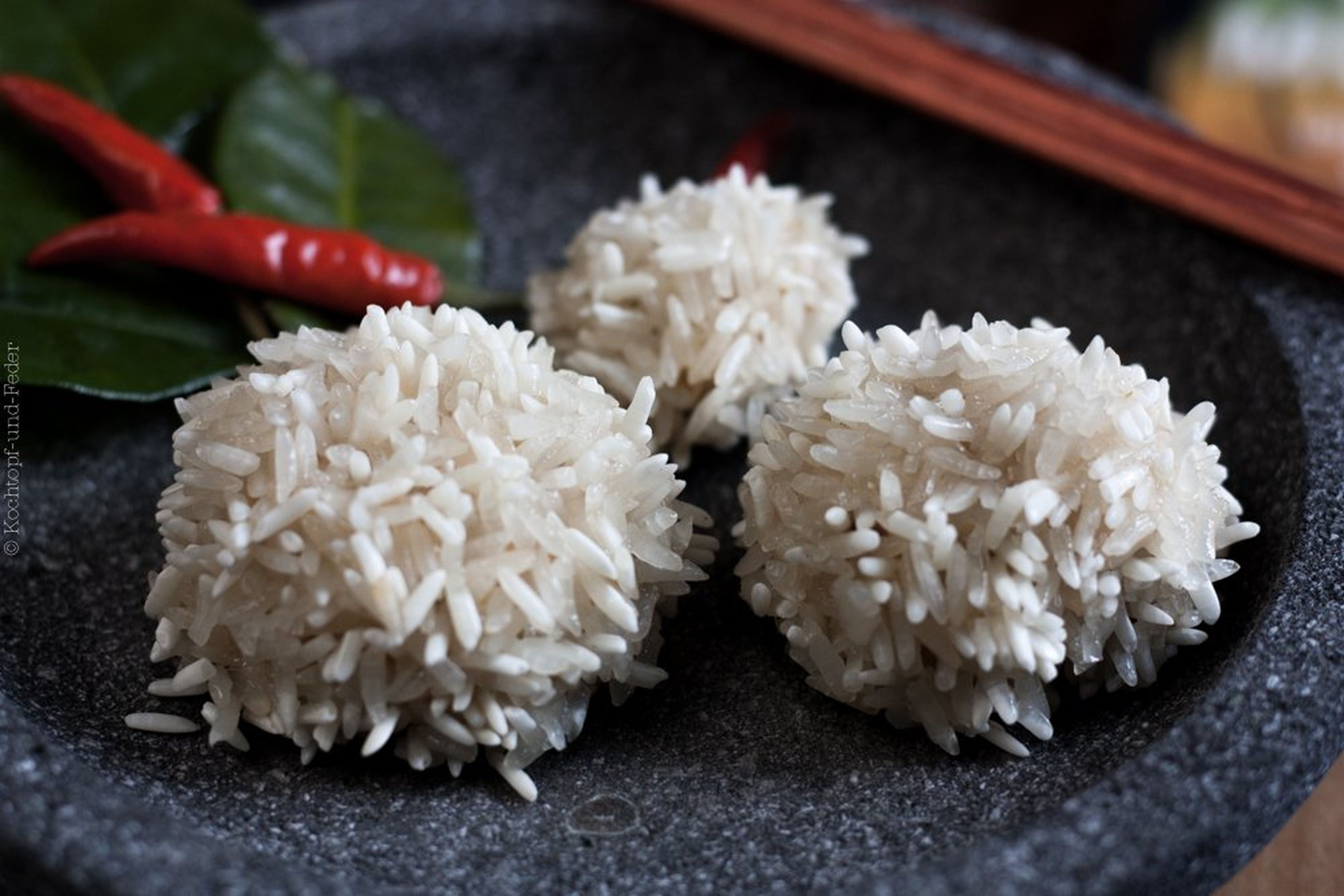 Chinesisch inspirierte Reisbällchen mit Schweinefleisch und Garnelen