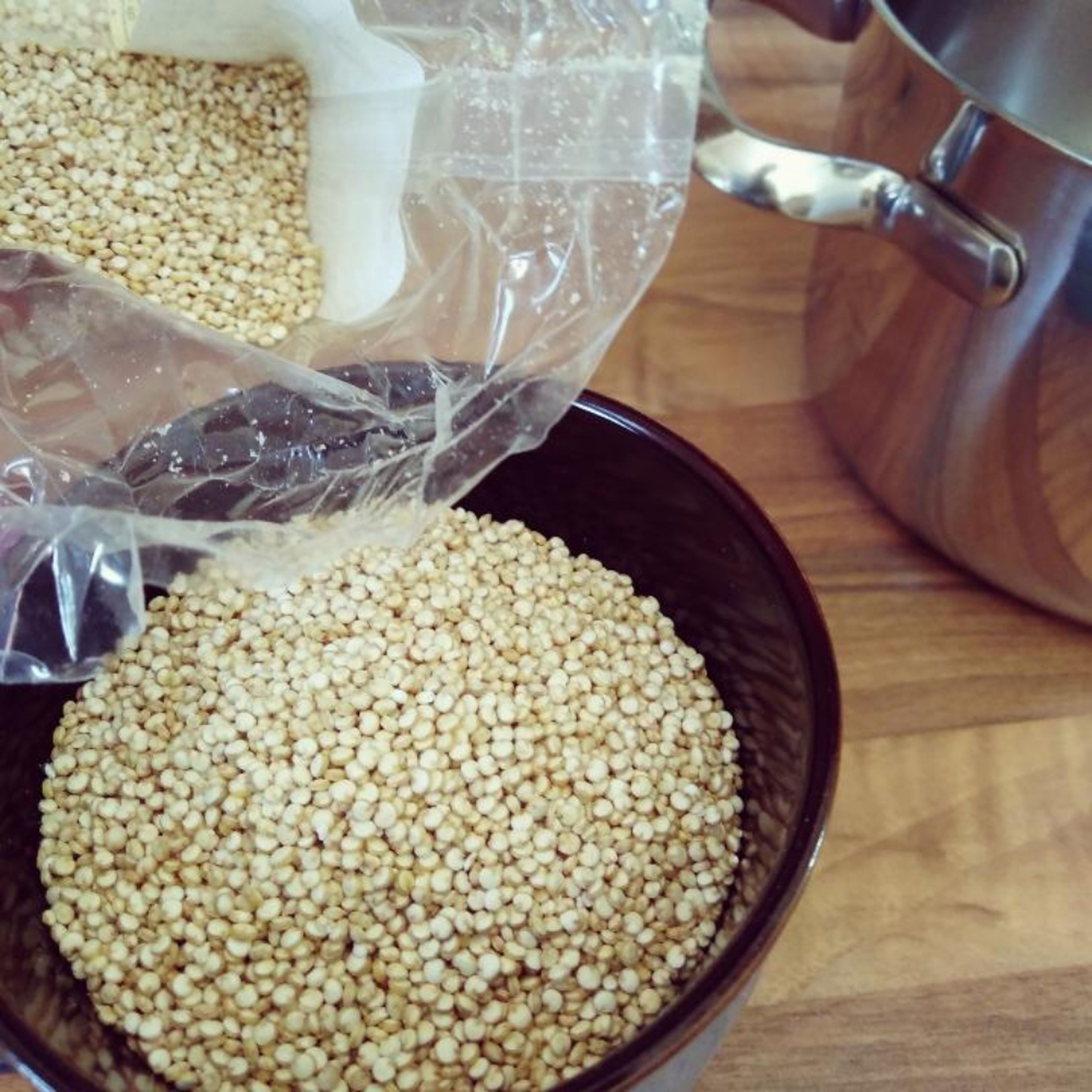 Quinoa in einem Topf mit Wasser und der Gemüsebrühpaste zum Kochen bringen, dann auf mittlere-niedrige Hitze schalten und 15 ca. Minuten köcheln. Danach Herd ausschalten und 5 Minuten auf der Herdplatte ruhen lassen. Zum Abkühlen beiseitestellen.