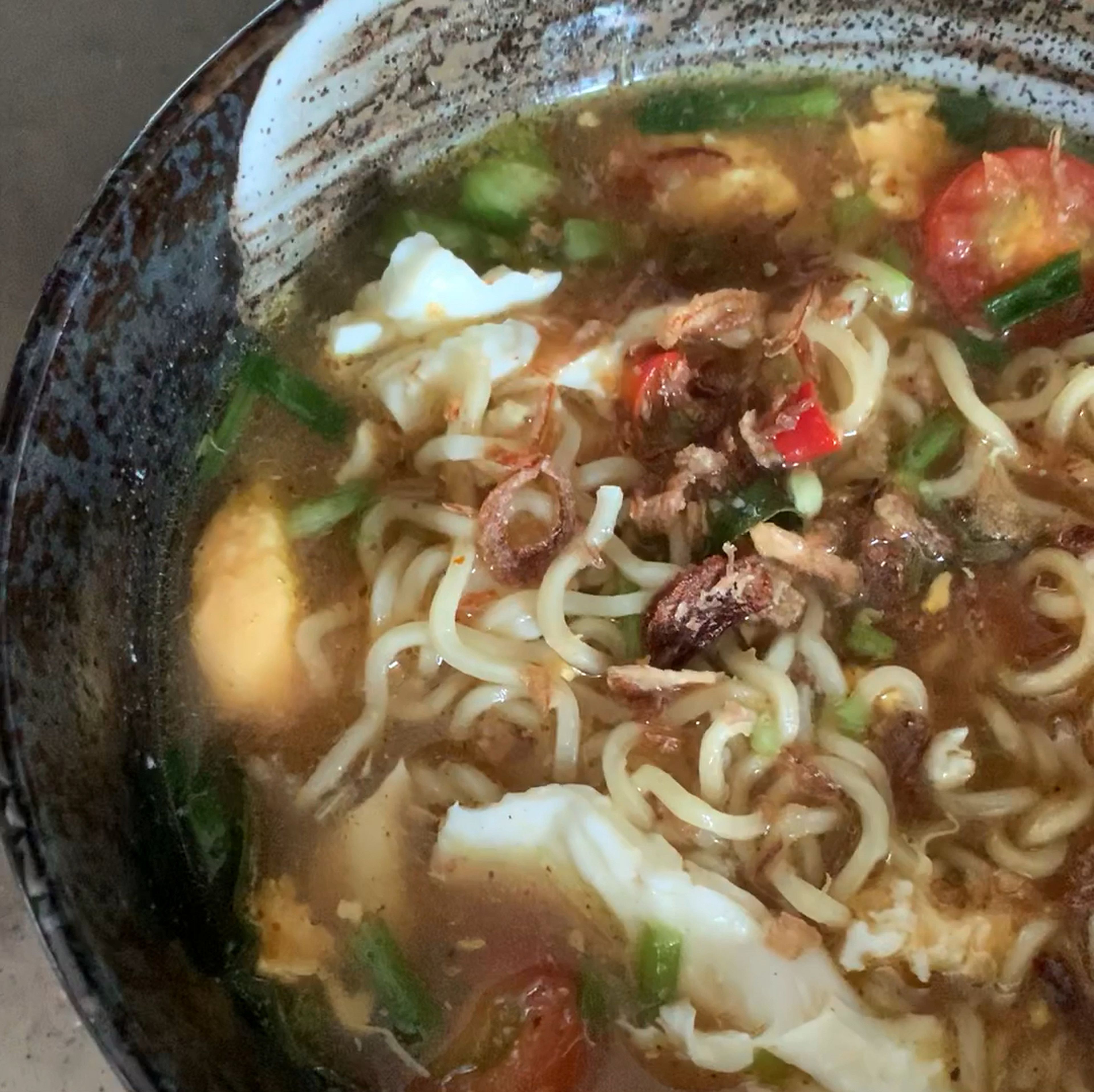 Put fried shallots and cut green onions on the top. Enjoy!