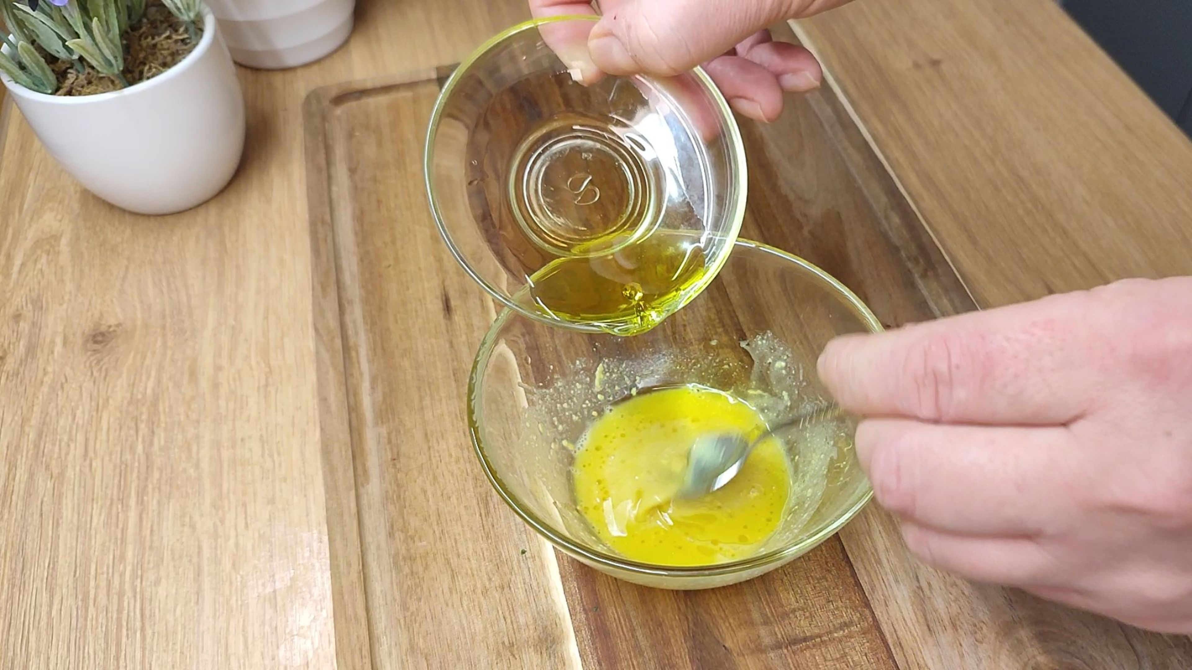 Für das Dressing wird Senf, Honig, Essig, Salz und Pfeffer gründlich vermischt. Danach  EL Olivenöl untermischen