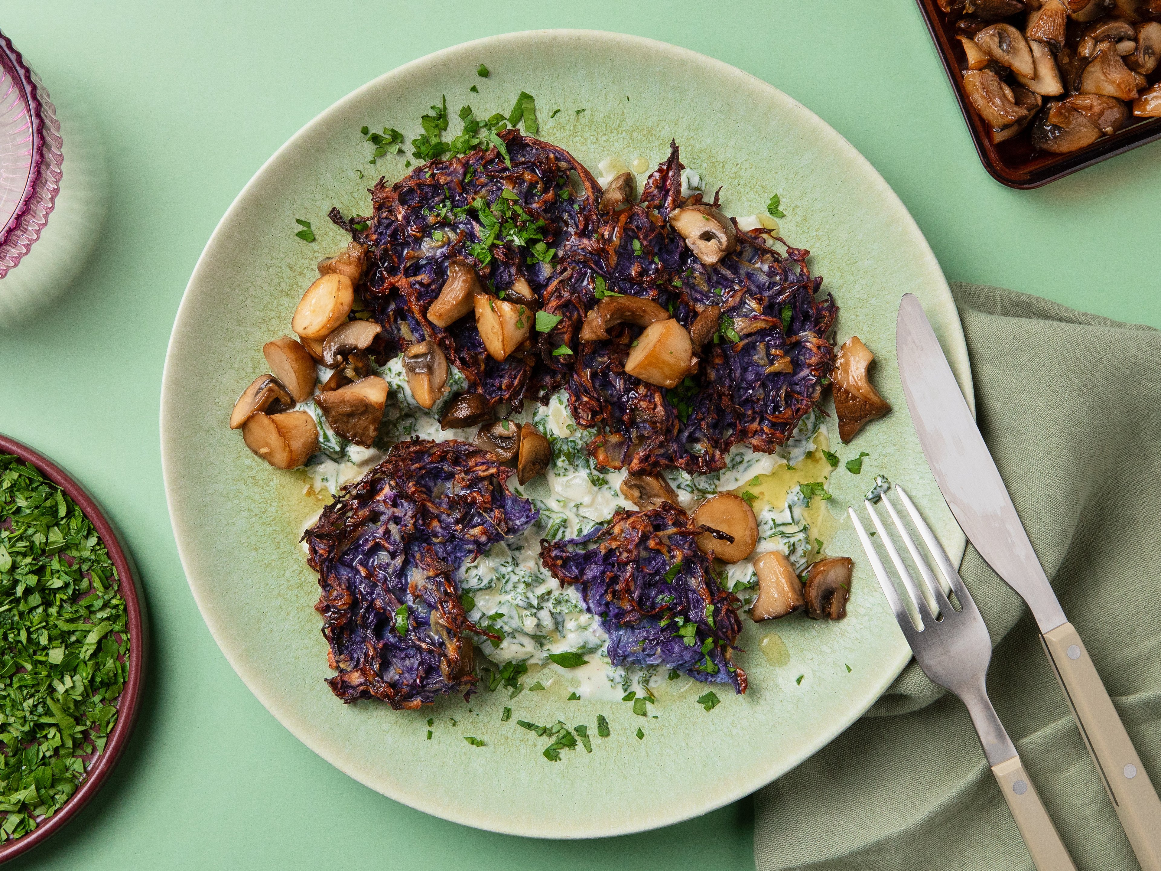 Rotkohl-Puffer mit Grünkohl und Knoblauchbutter-Pilzen