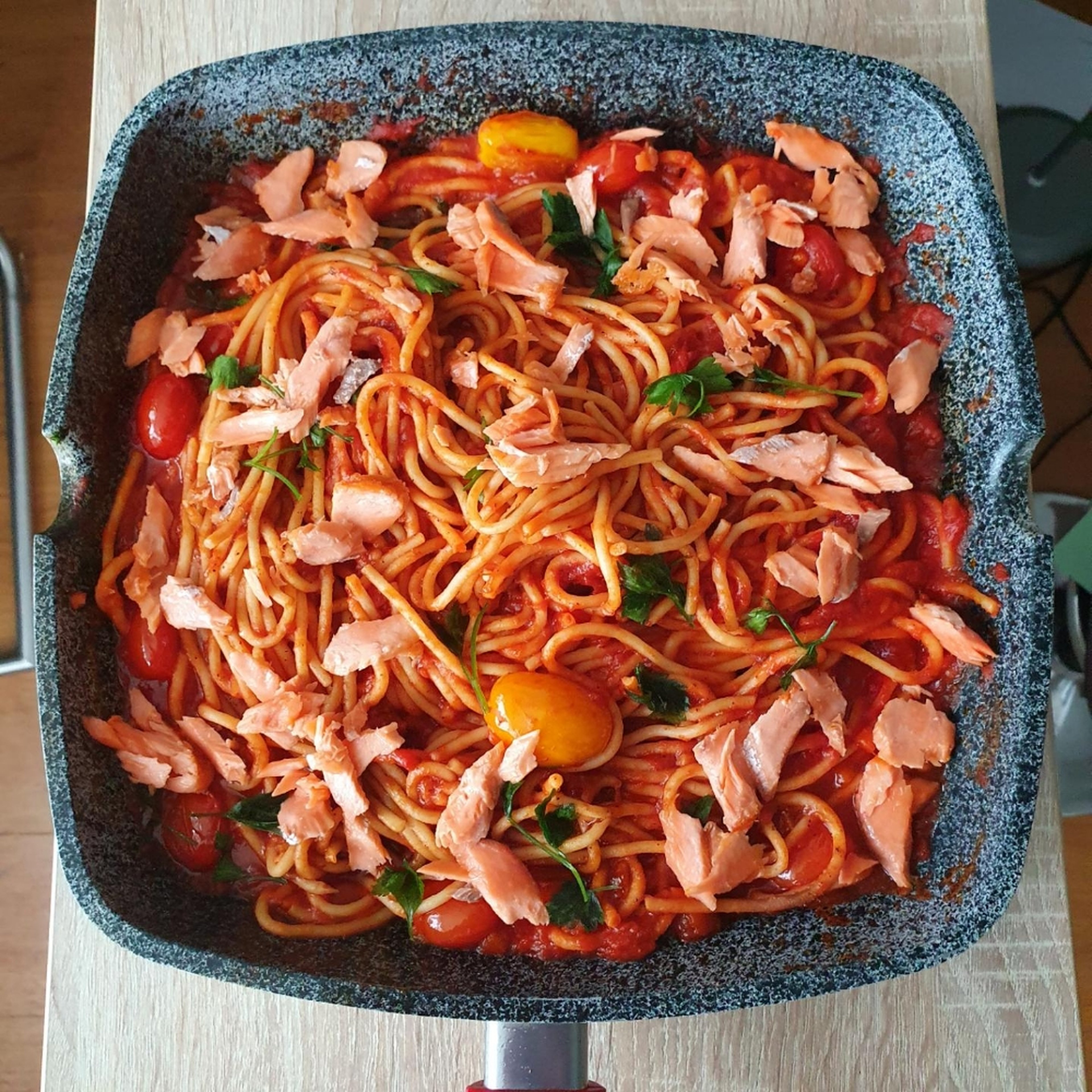 Pasta with tomato and salmon