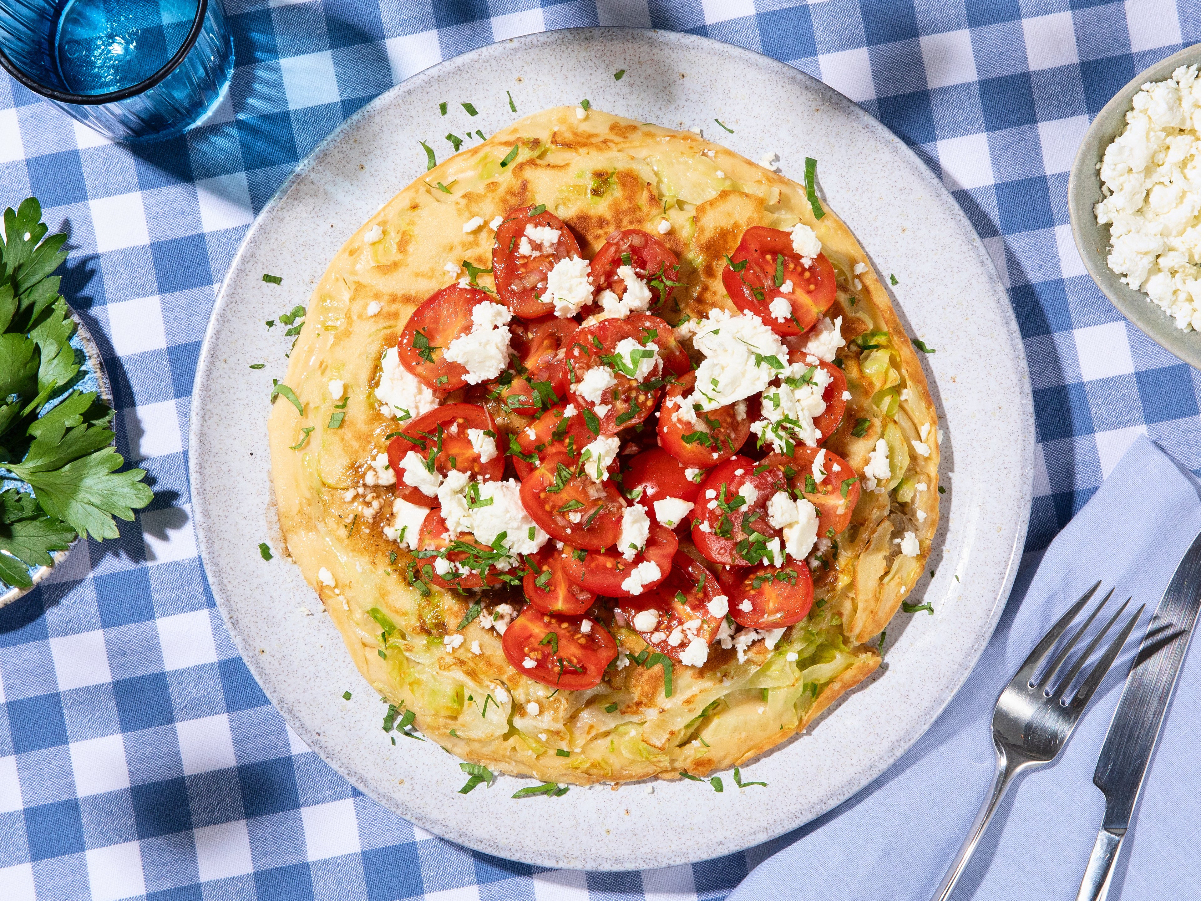 Knackige Salat-Pancakes mit Tomaten-Feta-Salat