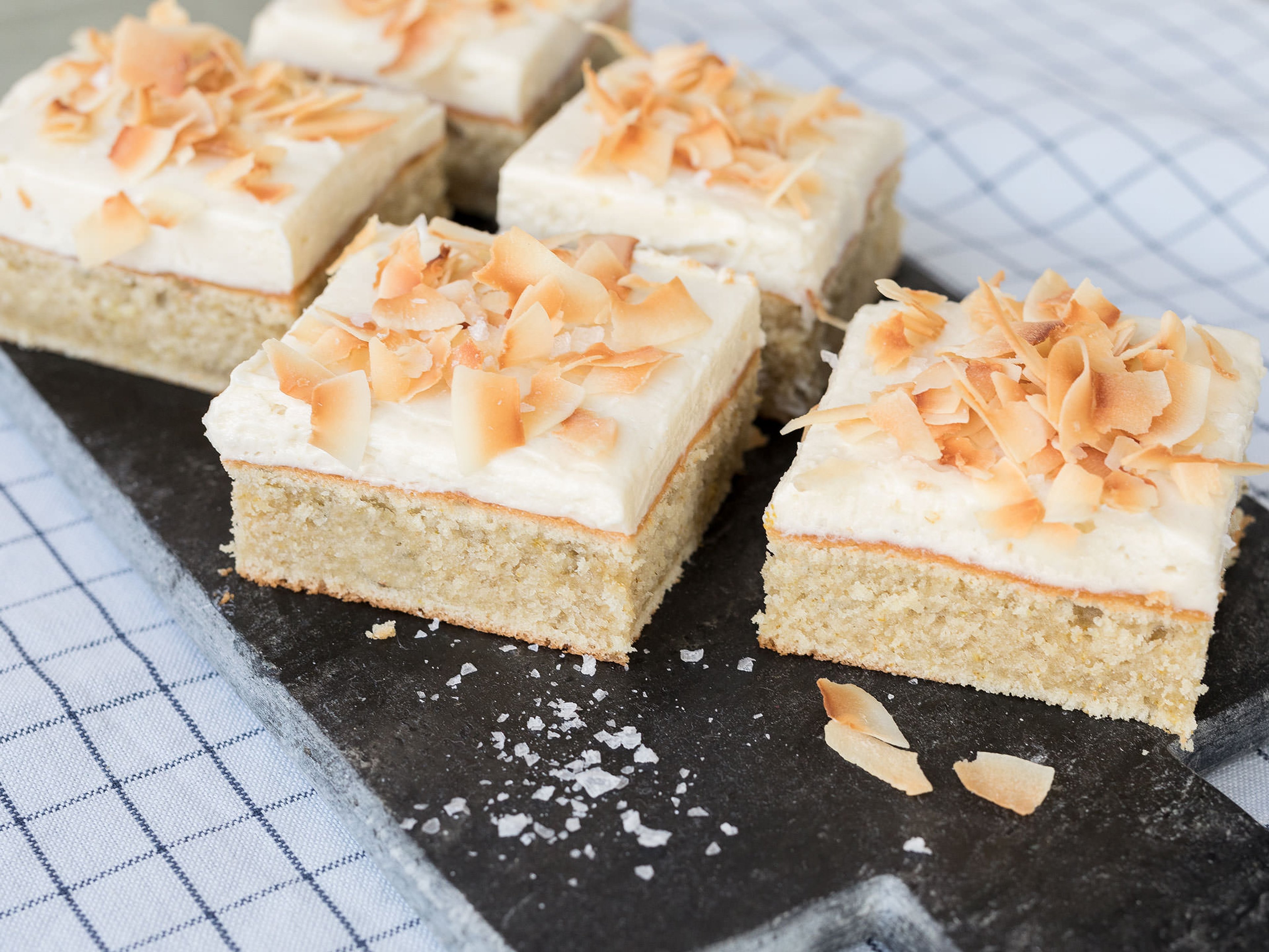 Kamillenkuchen vom Blech mit salzigem Kokosnuss-Frosting