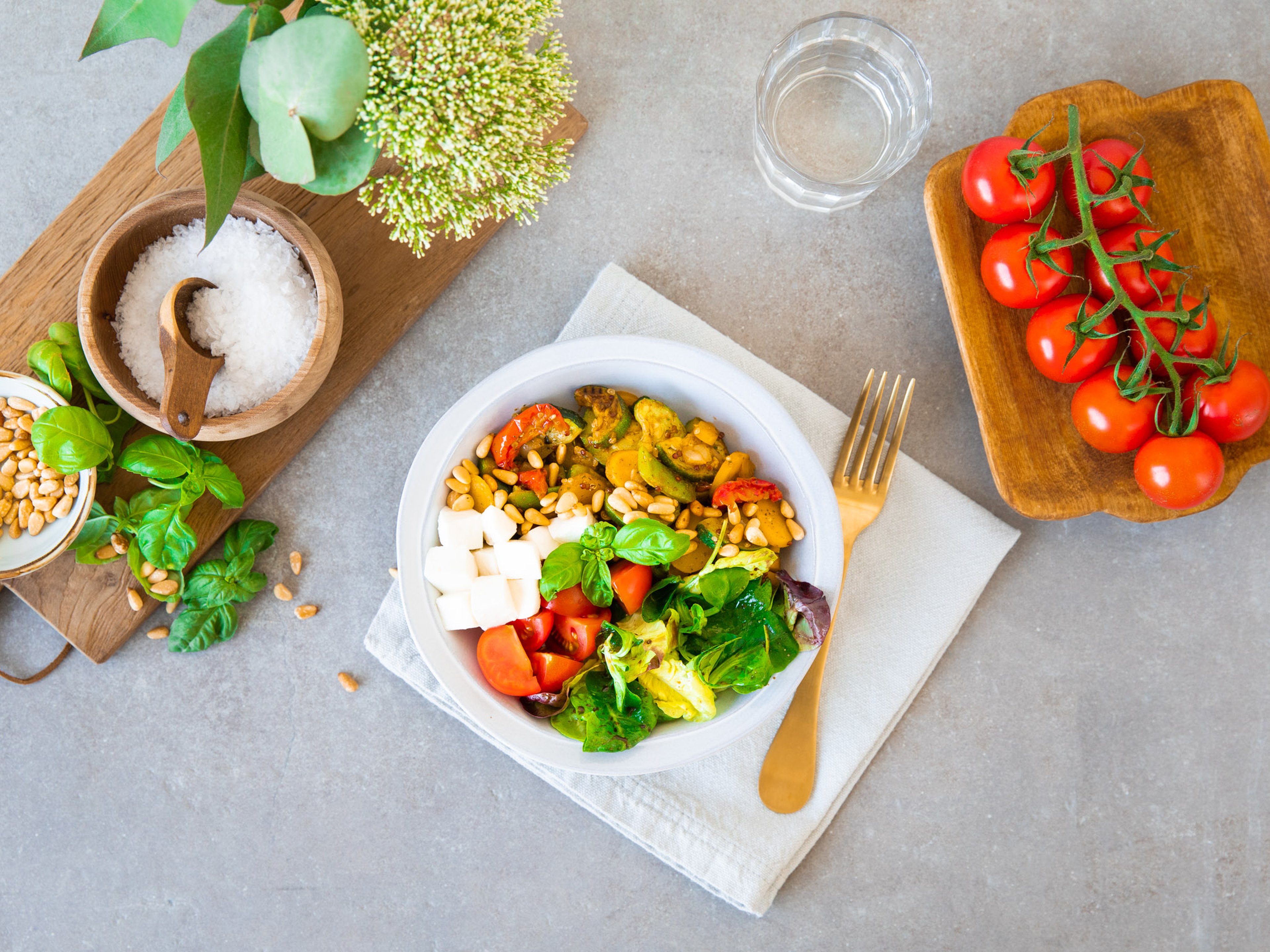 Zucchini-Quinoa-Caprese Bowl