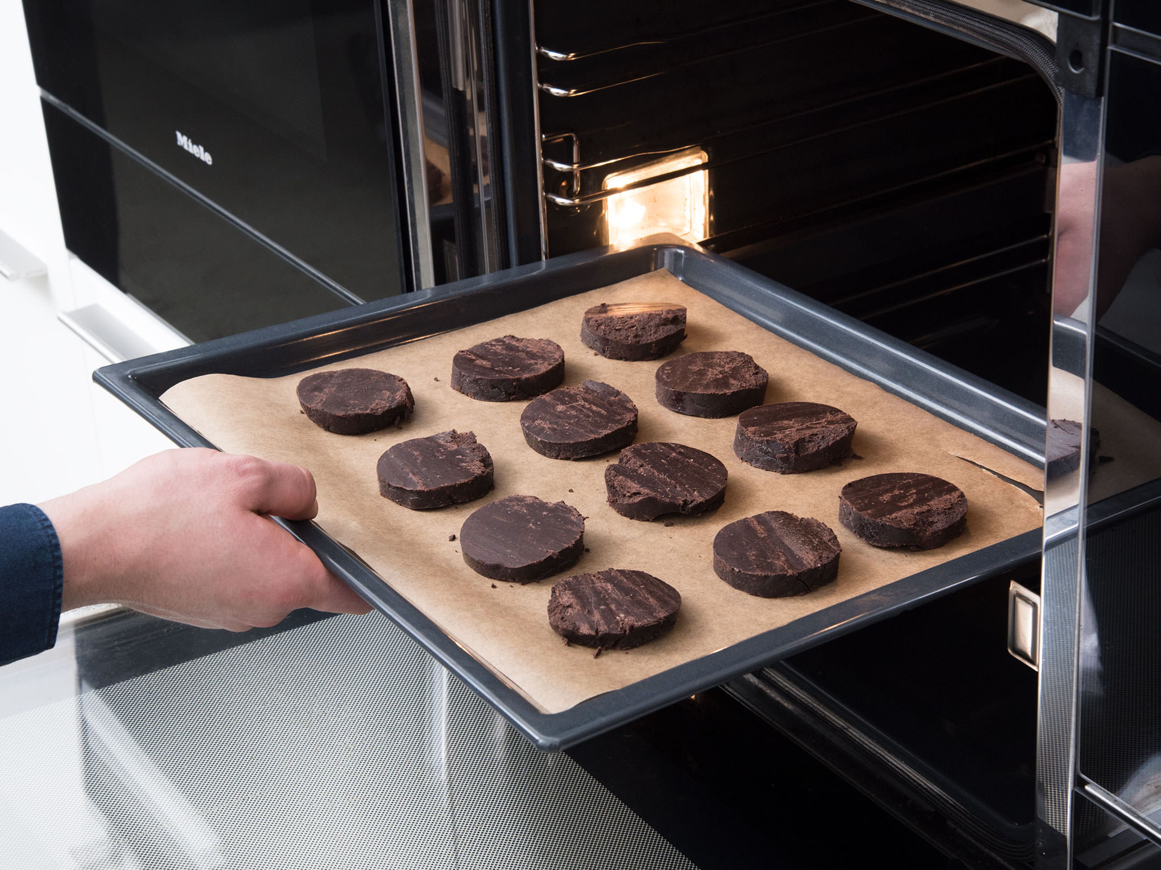 Pre-heat oven to 175°C/350°F. Cut the log into 1-cm/0.5 in. thick circles. Lay them onto a lined baking sheet. Bake cookies for approx. 10 – 12 min. Let cool for approx. 30 min.