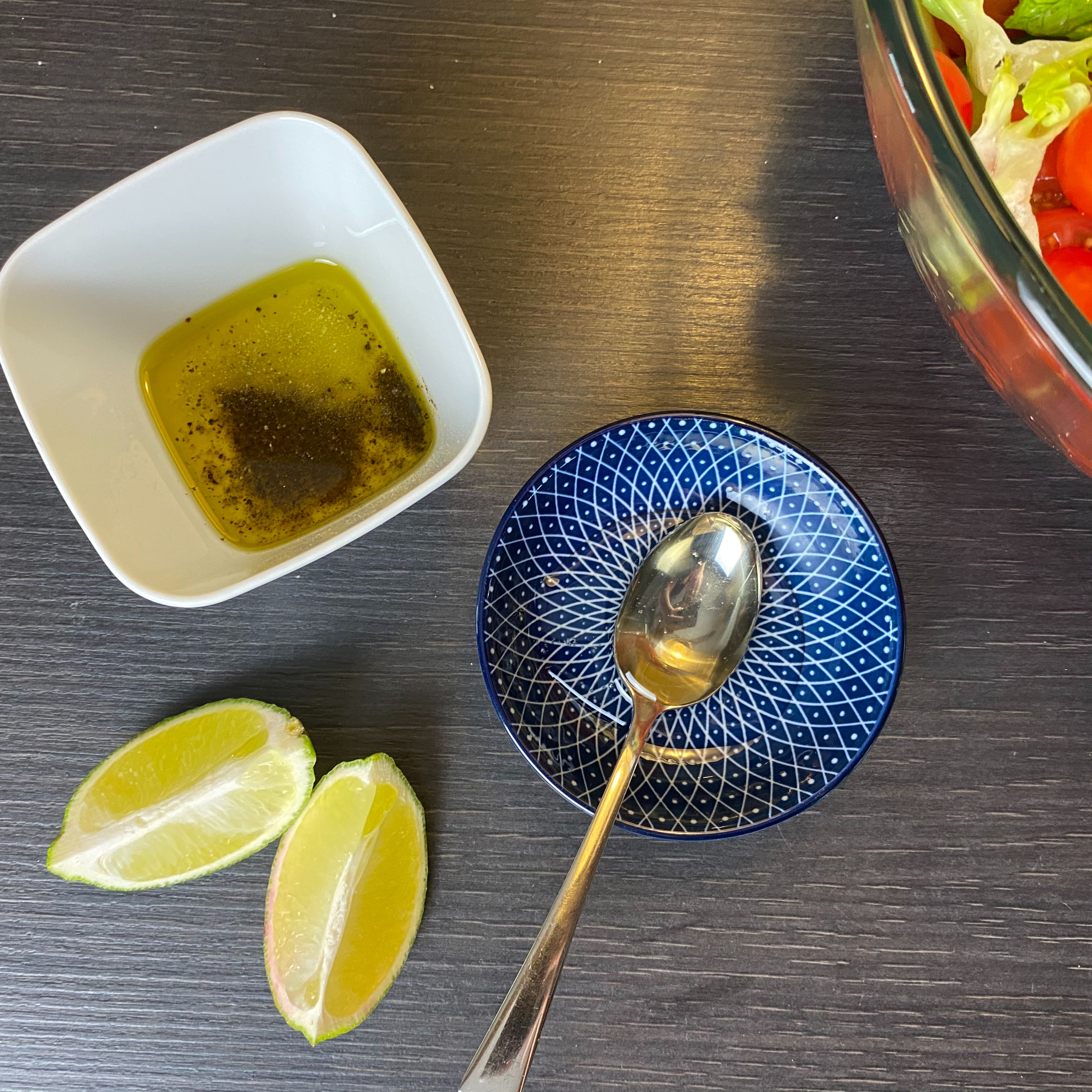 Für das Dressing Olivenöl, Salz, Pfeffer, Agavendicksaft und Limettensaft vermischen, zum Salat geben und vermengen, damit alles durchziehen kann.