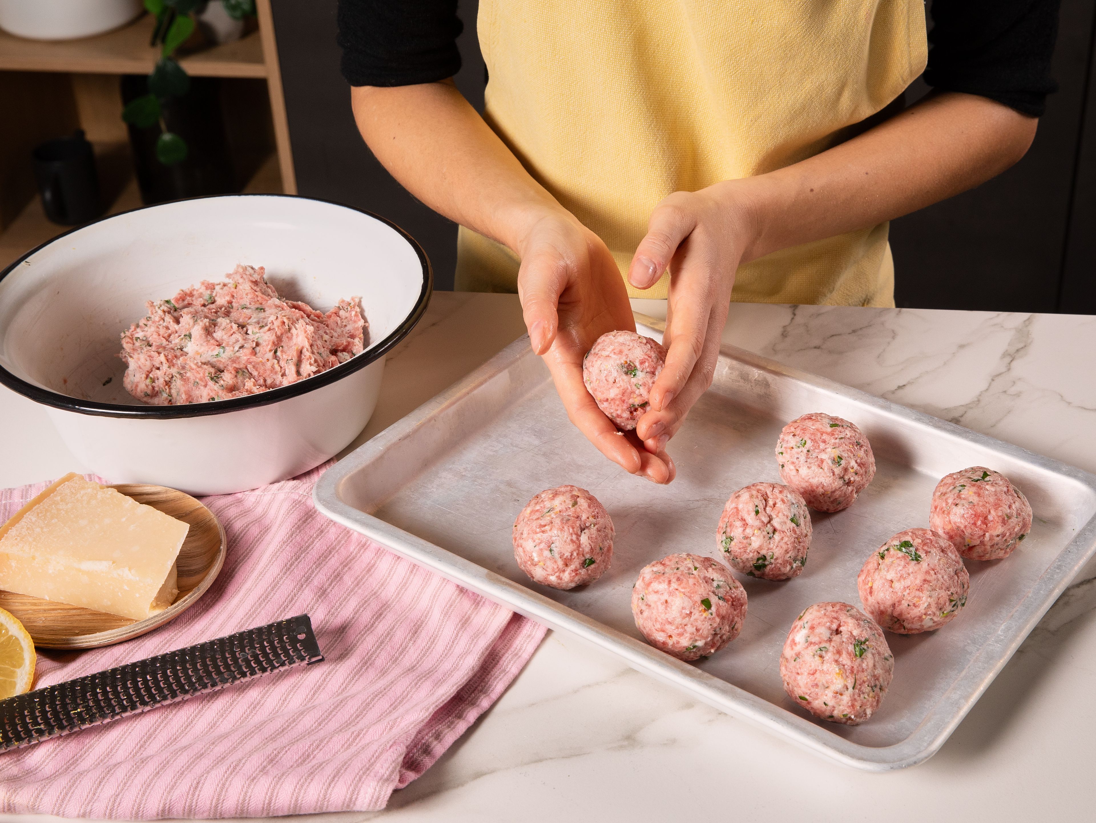 In a mixing bowl, combine half of the mint and the parsley with the ground meat, ricotta, mustard, fennel seeds, some lemon zest and the grated Parmesan. Season with salt and pepper and mix thoroughly. Shape the mixture into small meatballs.