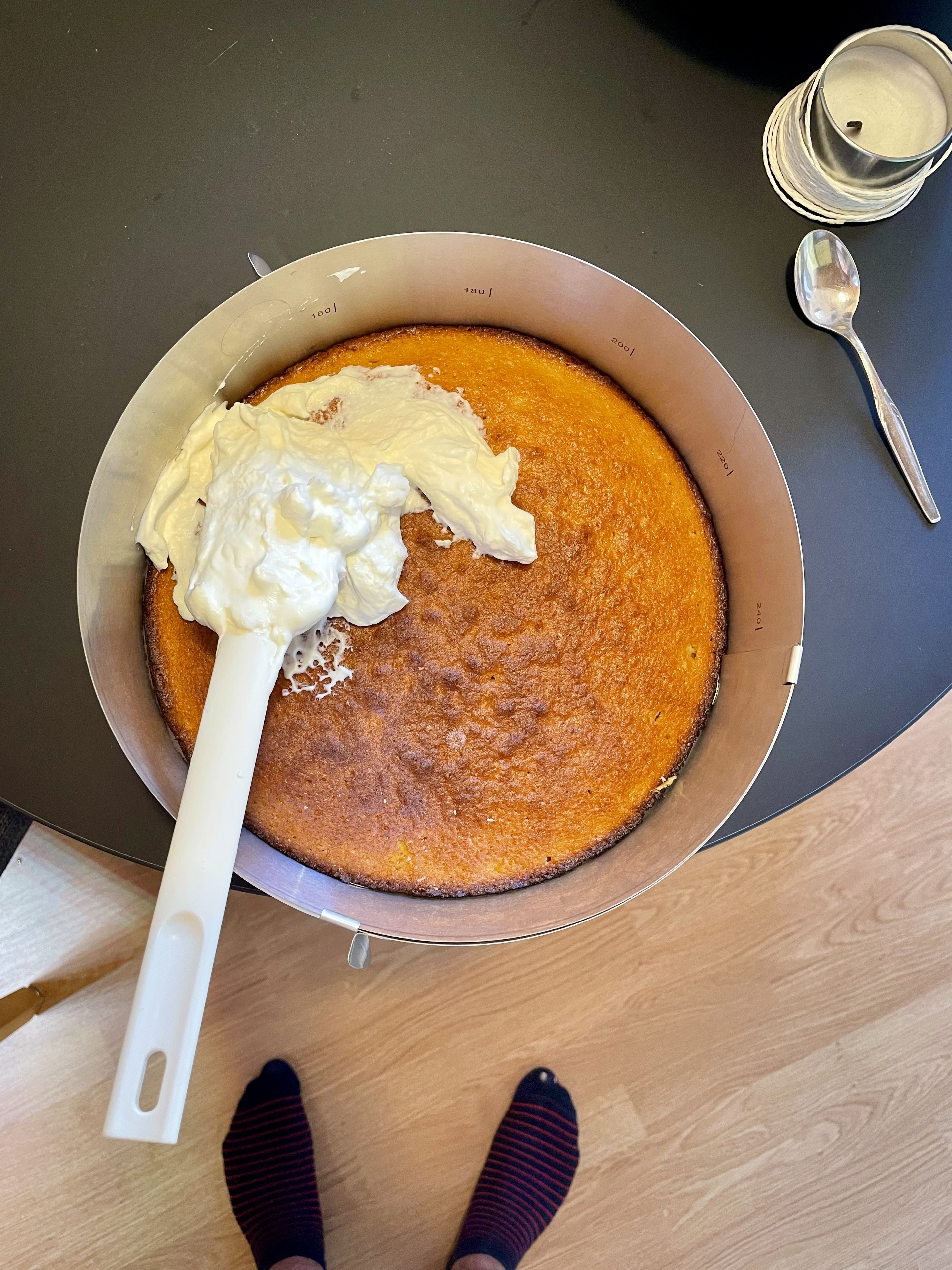Einen Tortenring um den Boden stellen und einen kleinen Teil der Creme auf den Boden streichen.