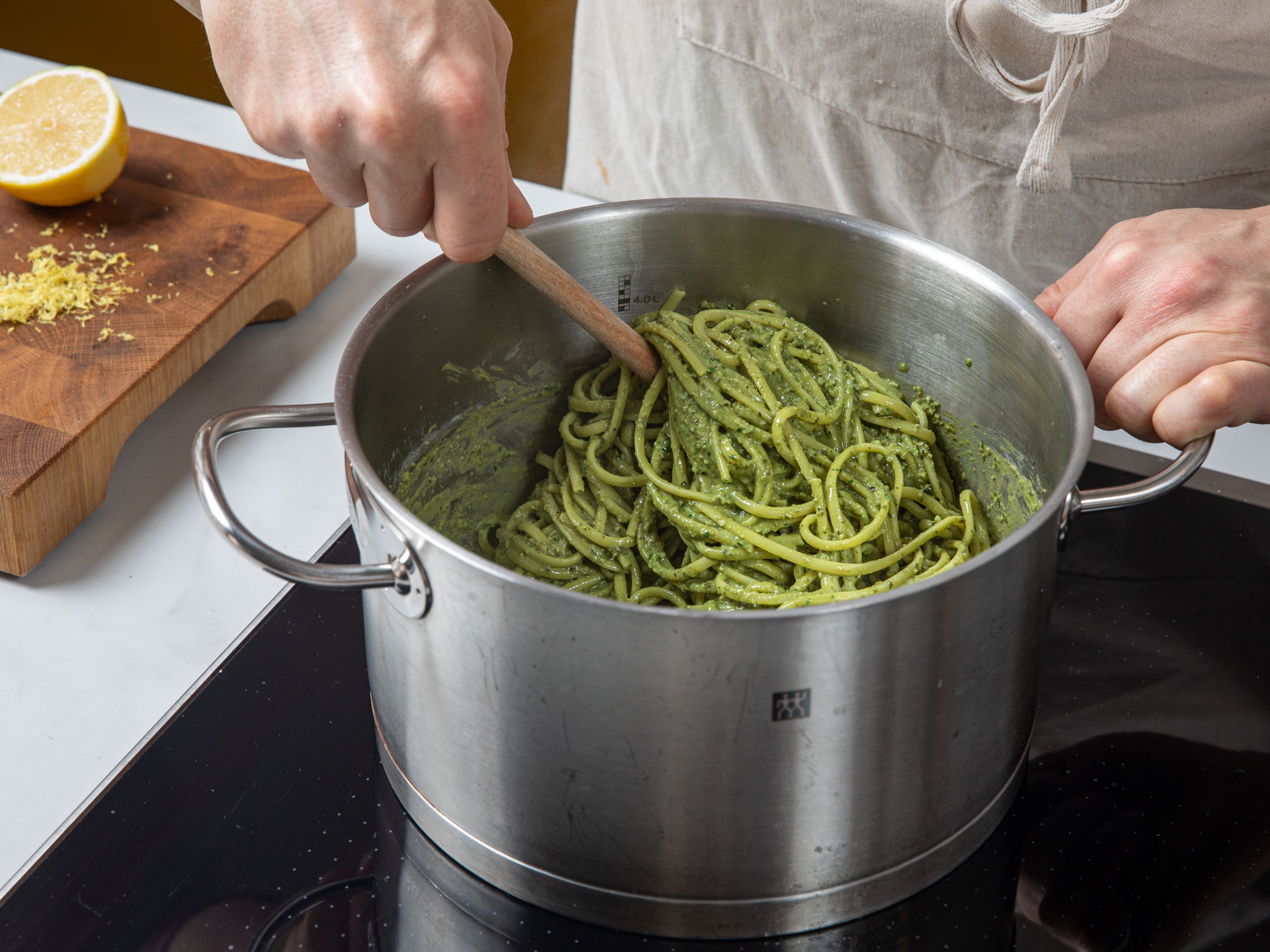 Das Pesto zu den abgetropften Nudeln geben und gut vermengen. Nudelwasser hinzufügen, kurz erhitzen und umrühren. Das Pesto sollte dick und cremig sein. Zusätzlich mit etwas Zitronenschale und Kürbiskernen garnieren. Guten Appetit!