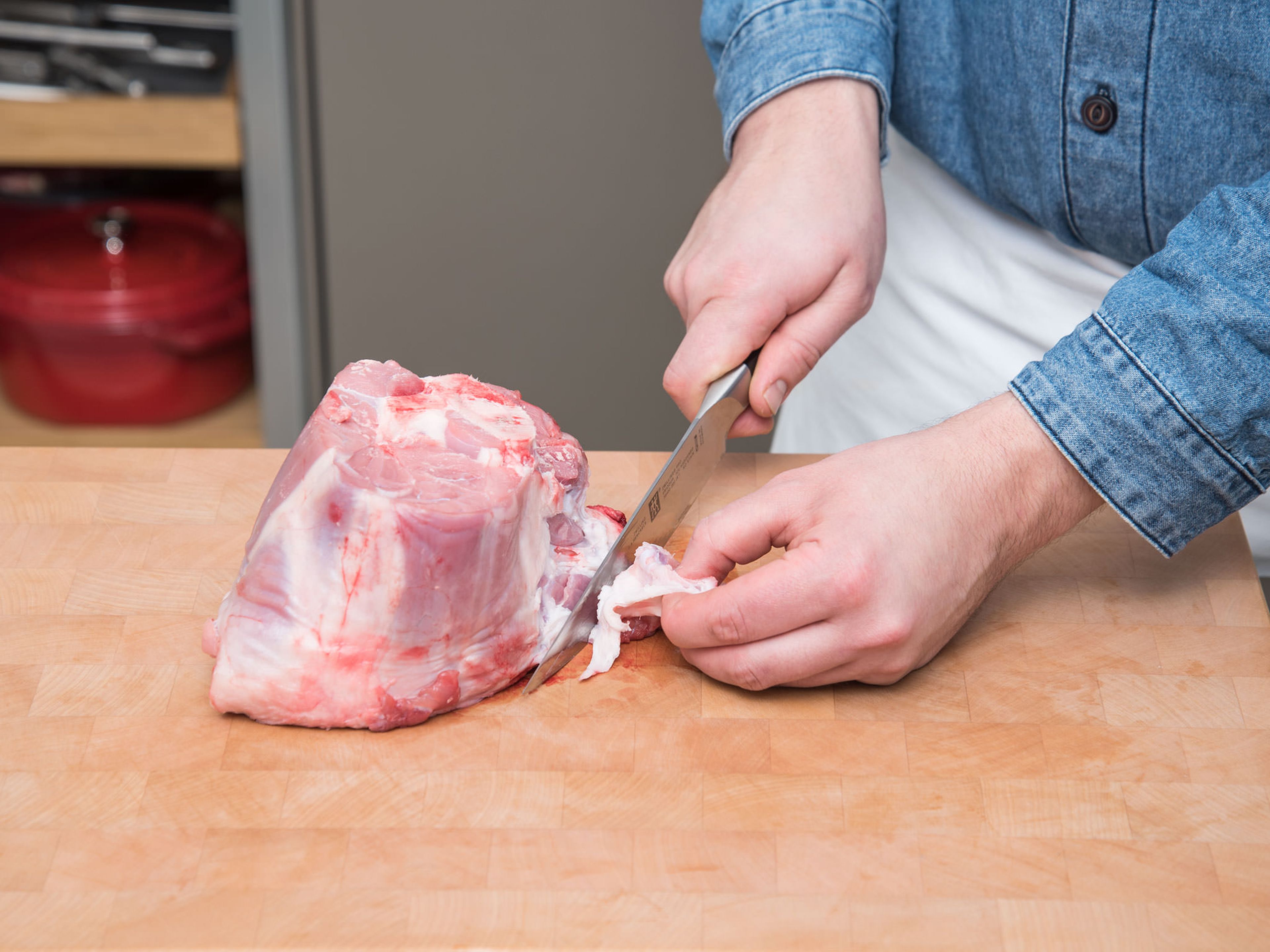 Remove bones, skin, and sinews from beef, season evenly with salt, and allow to rest for 4 hrs.
