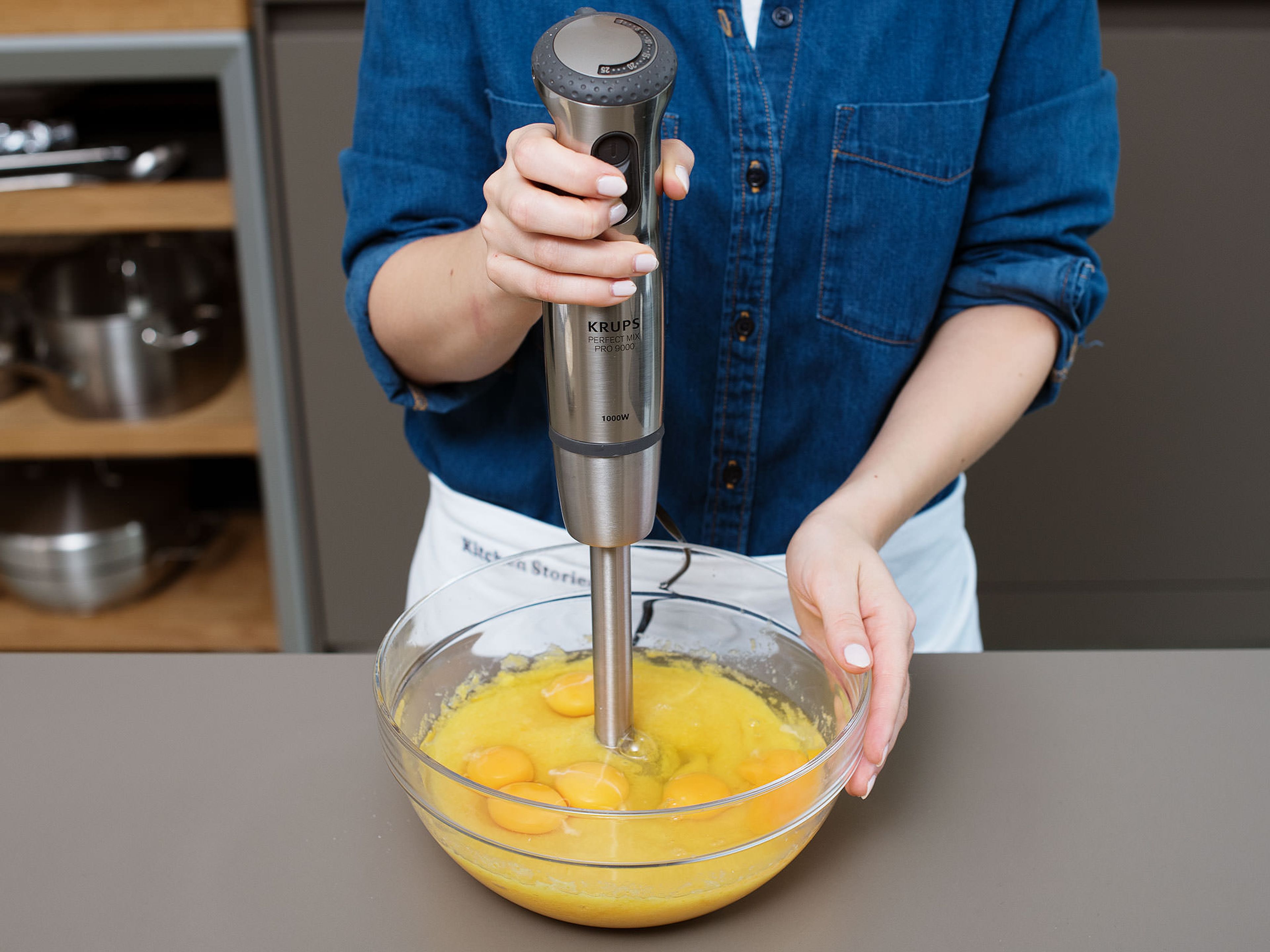 Pre-heat oven to 170°C/340°F. Quarter oranges and remove seeds. Blend oranges with a hand blender in a large bowl, including skins. Add eggs and blend until smooth. In a separate large bowl, mix together ground almonds, sugar, baking soda, and baking powder. Add to wet ingredients and blend until batter is smooth.
