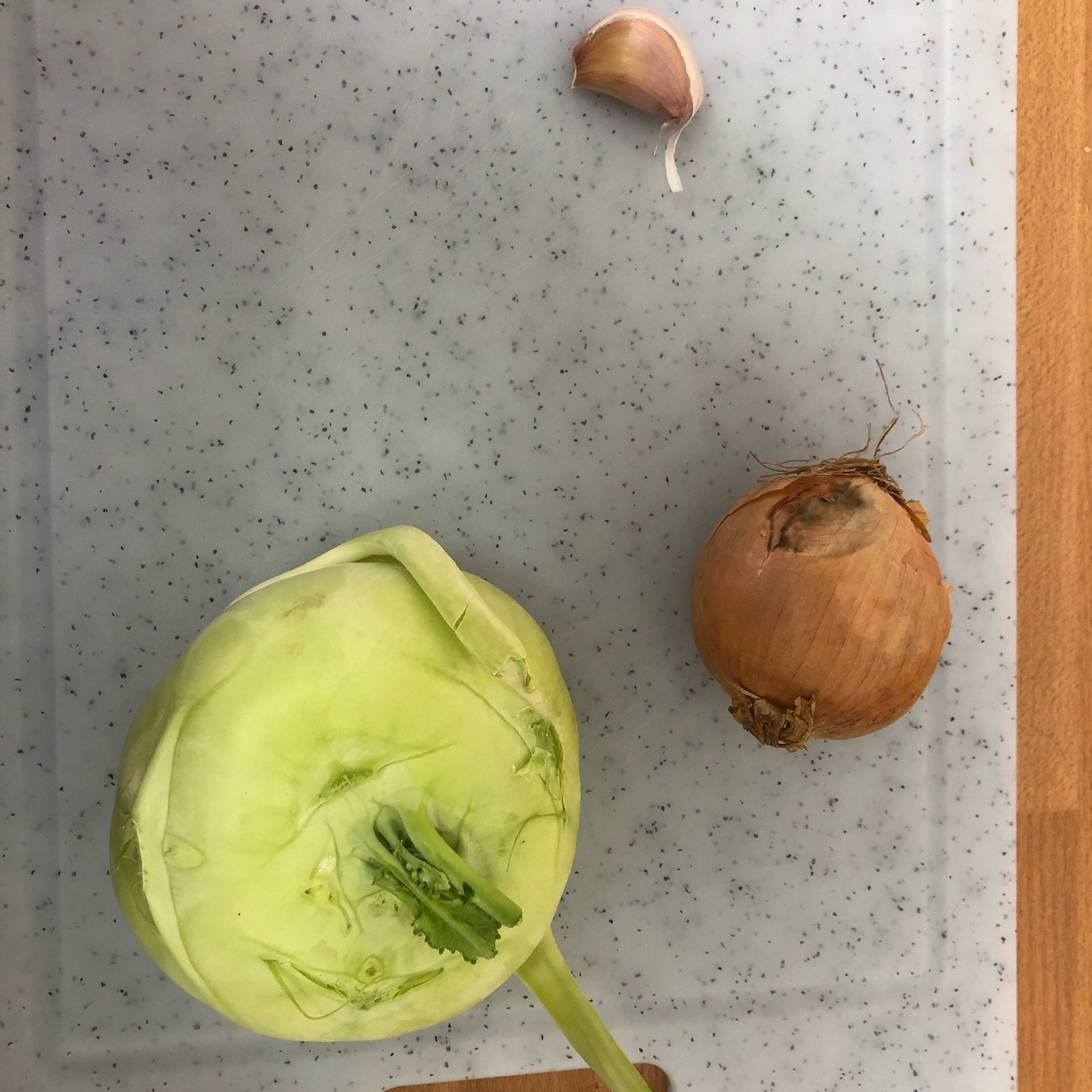 Zuerst die Zwiebel und denn Knoblauch fein schneiden anschließend denn Kohlrabi schälen und in gleich große Stücke würfeln .