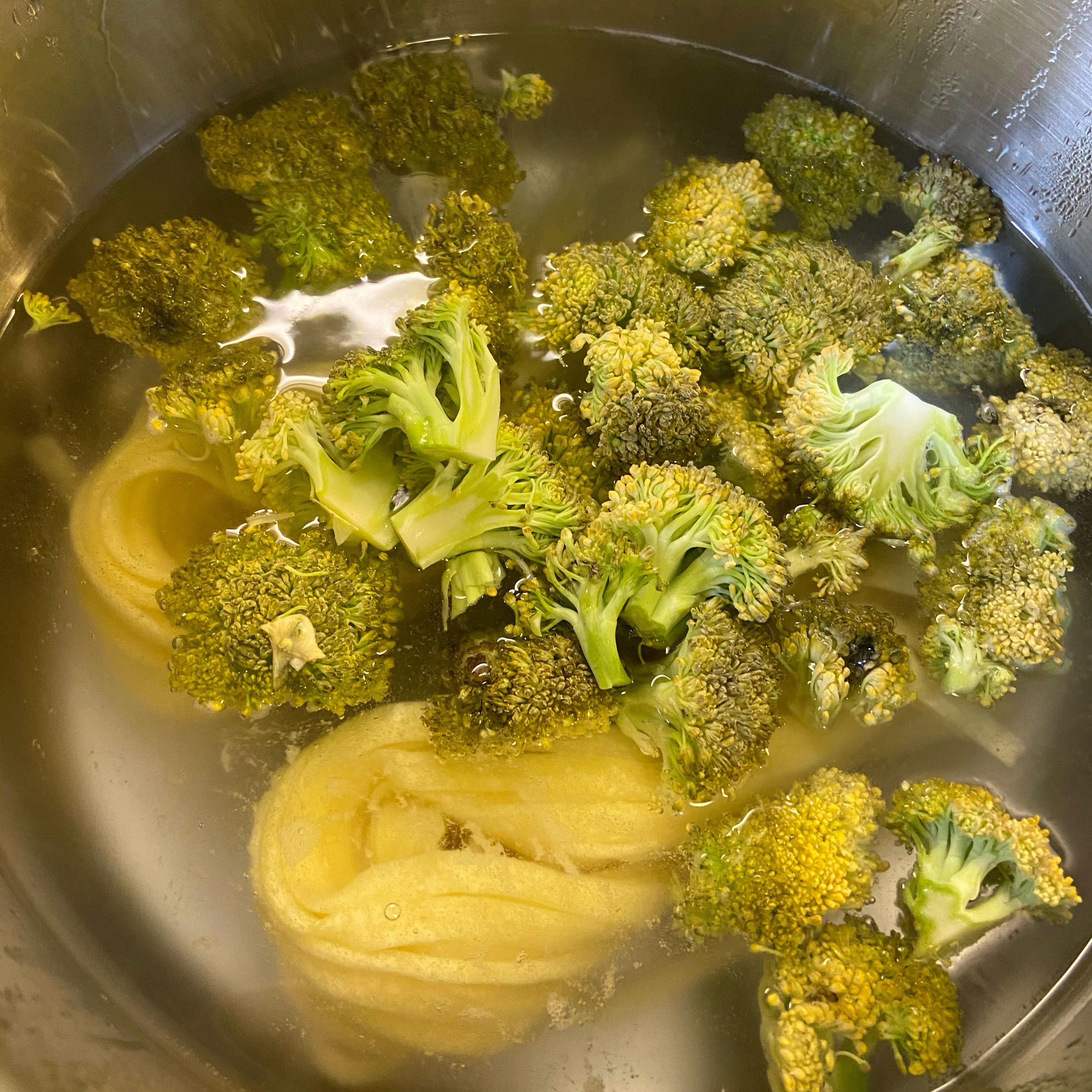 Pasta und Brokkoli gleichzeitig in das kochende Wasser geben. Alles für ca. 5 Minuten bissfest garen.