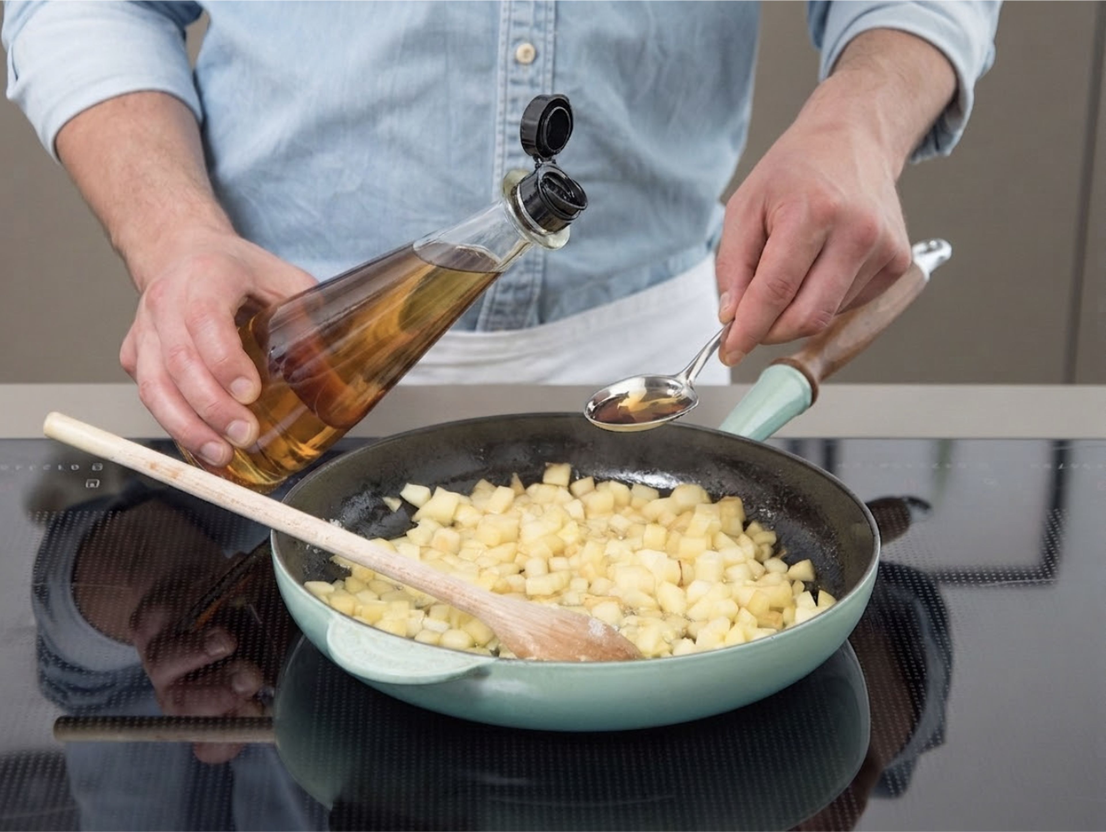 Äpfel schälen, Kerngehäuse entfernen und in Würfel schneiden. Butter in einer Pfanne bei mittlerer Hitze schmelzen und Apfelstückchen ca. 5 - 7 Min. anbraten. Zucker, Zimt und Apfel-Balsamico-Essig dazugeben und vermengen. Hitze reduzieren und ca. 10 - 15 Min. köcheln lassen bis die Äpfel karamellisiert und goldbraun sind.