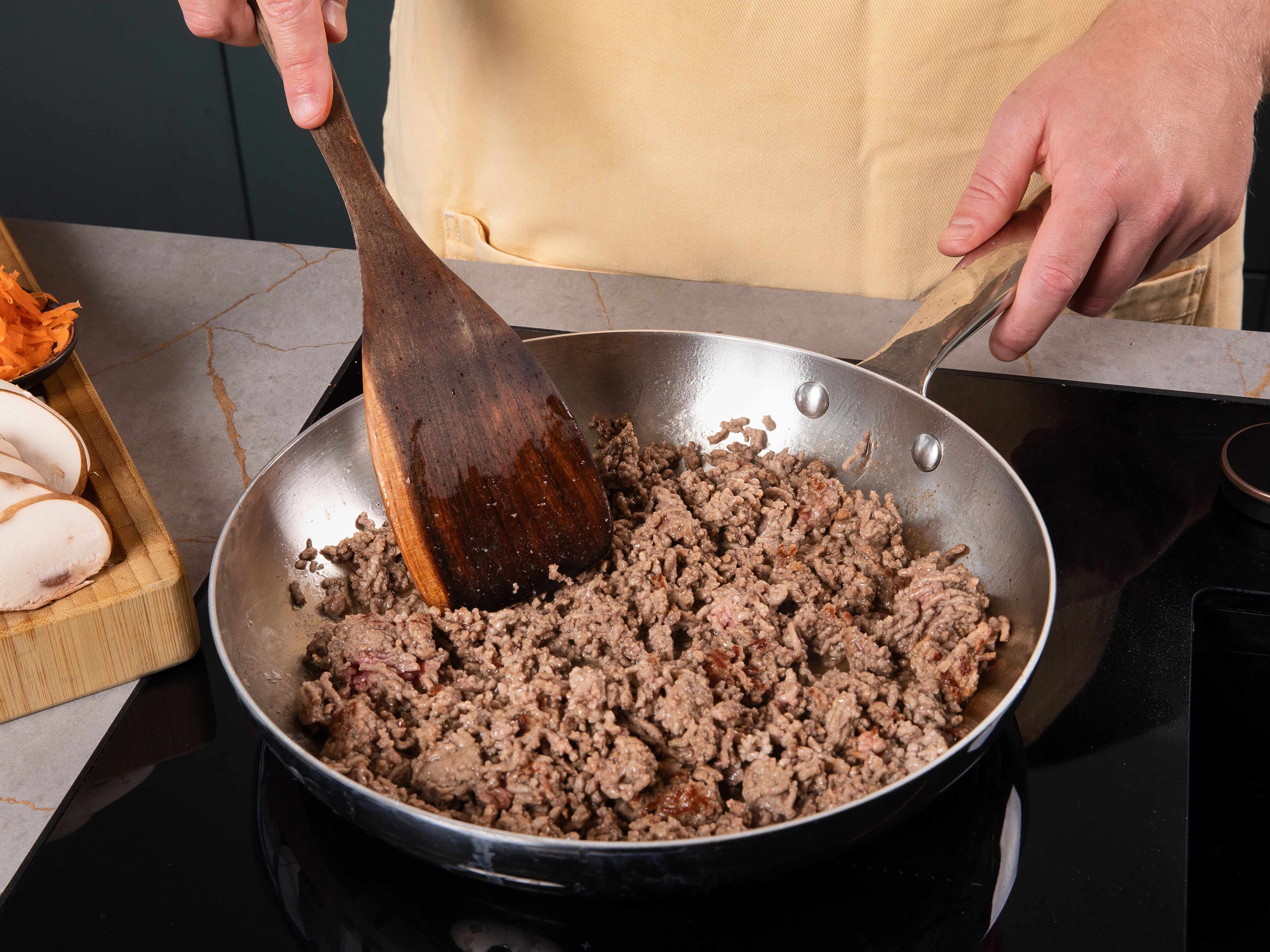 Etwas Öl in einer Pfanne auf mittlerer bis hoher Stufe erhitzen. Das Hackfleisch hineingeben und mit einem Holzlöffel zerteilen. Ca. 5 Min. braten, bis es durchgegart ist. Mit Salz und Pfeffer würzen. Das gebratene Hackfleisch aus der Pfanne nehmen und beiseite stellen.