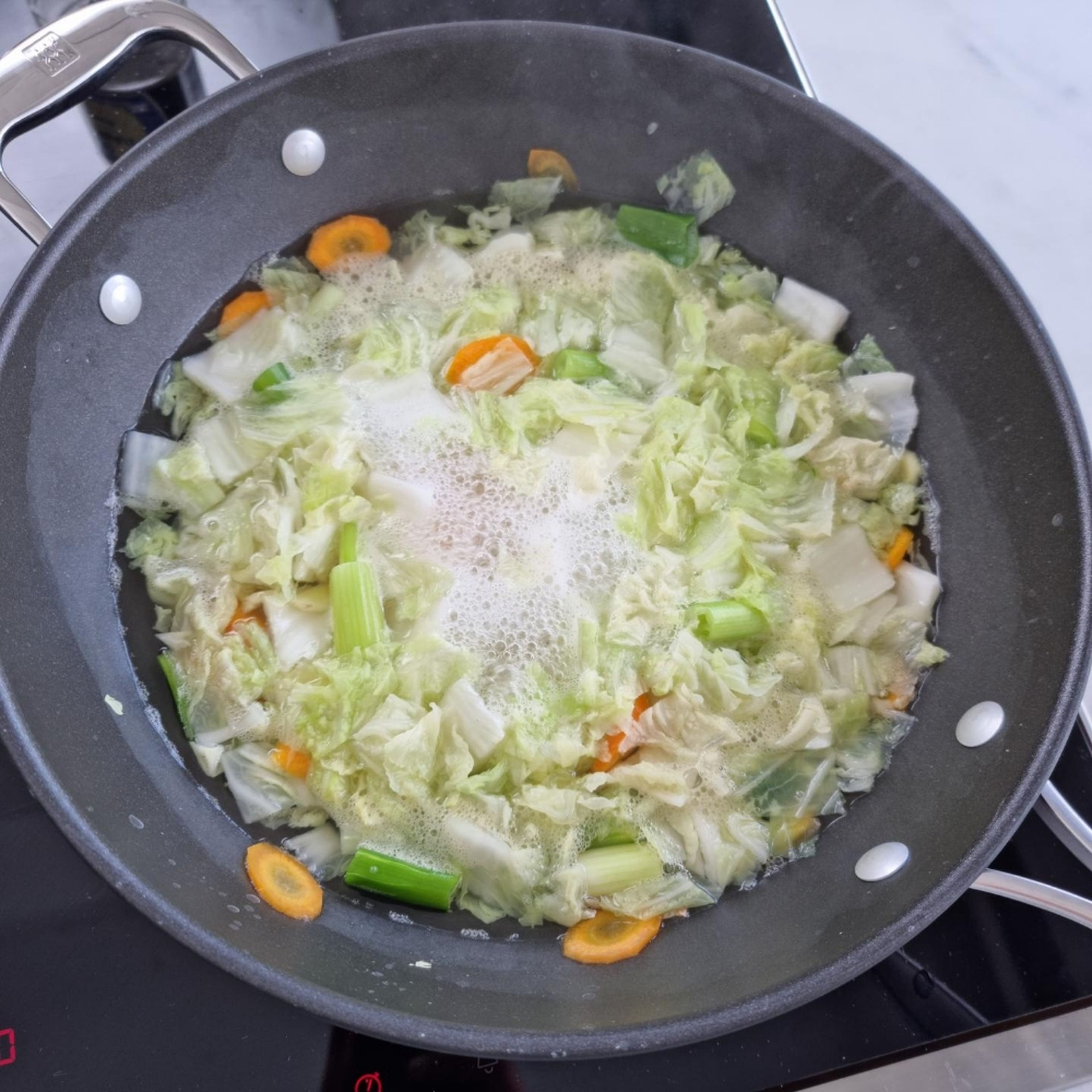 In a saucepan bring water to a boil.
Add cabbage, scallion, ginger and carrot and let simmer for approx. 30 min.
