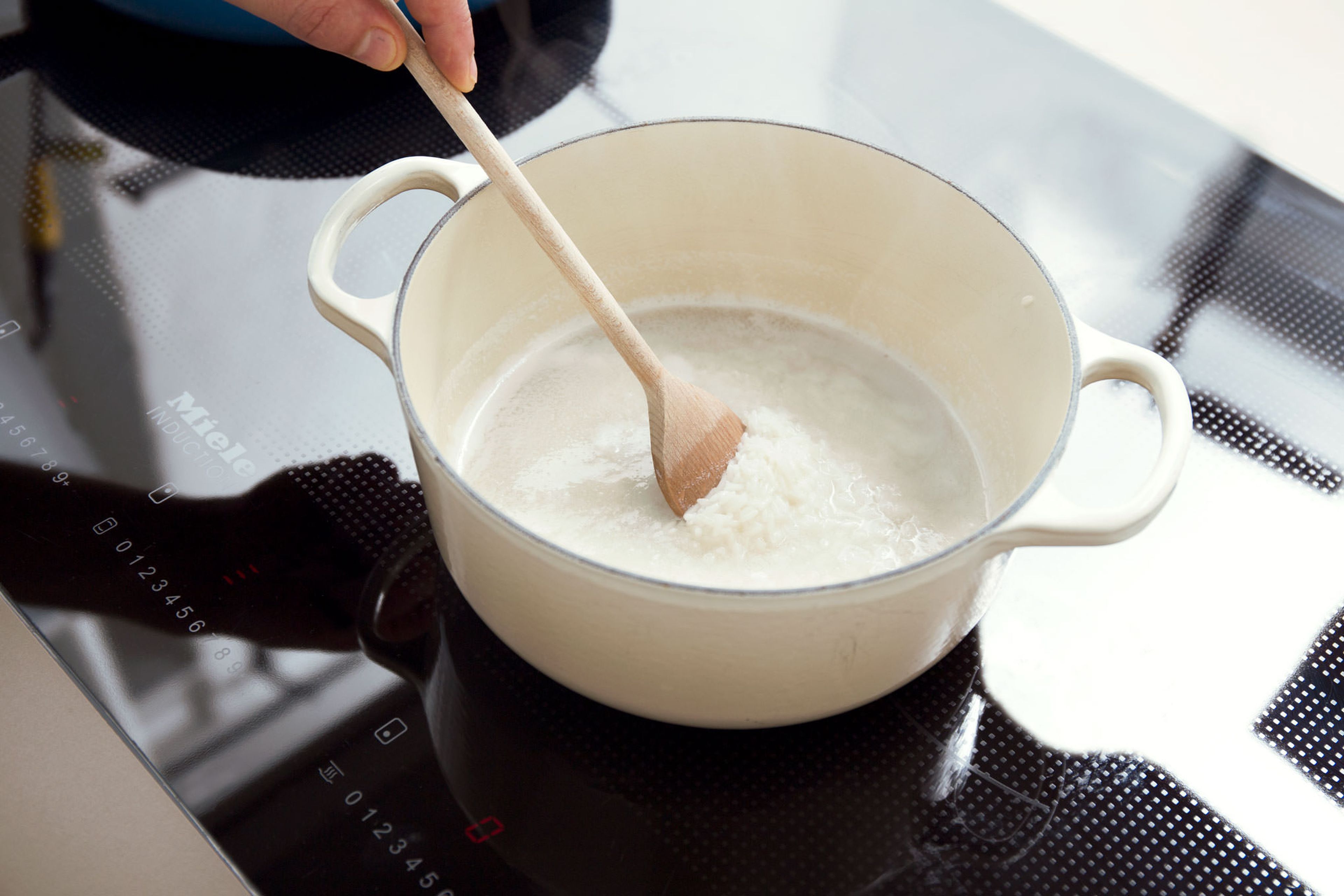 Reis und Wasser mit einer Prise Salz in einen kleinen Topf geben. Aufkochen lassen, anschließend Hitze reduzieren und ca. 20 Min. köcheln lassen, oder bis der Reis gar ist. Beiseitestellen und warm halten.