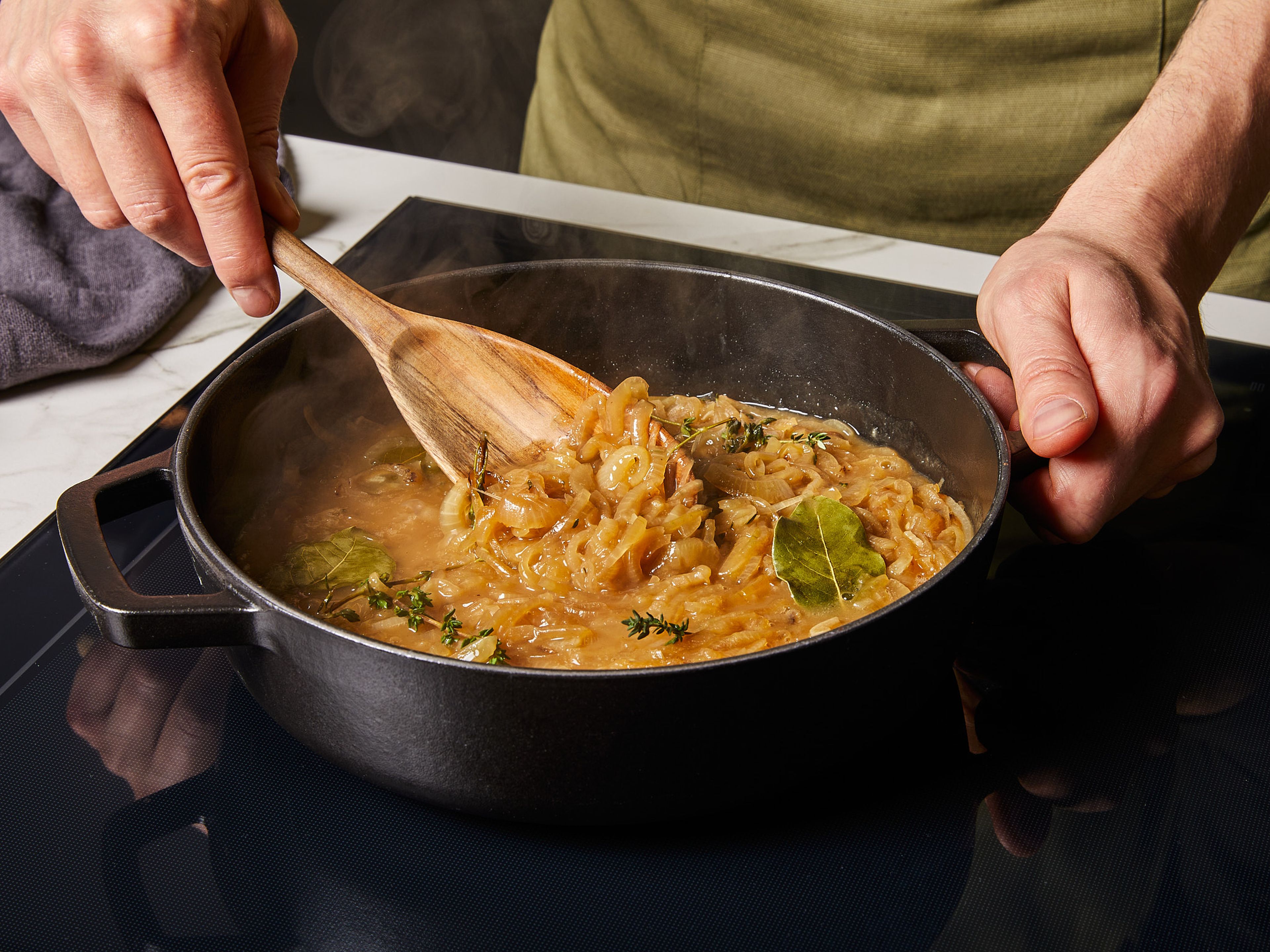 In einem großen Topf etwas Öl und die pflanzliche Butteralternative erhitzen. Thymian, Zwiebeln, gehackter Knoblauch und das Lorbeerblatt dazugeben. Braunen Zucker dazugeben, mit etwas Salz würzen und bei mittlerer Hitze ca. 15–20 Min. dünsten, oder bis die Zwiebeln glasig und hellbraun sind. Währenddessen mit dem Rezept fortfahren. Mehl zu den Zwiebeln geben, gut vermengen und mit Gemüsebrühe ablöschen. Weitere ca. 2–3 Min. köcheln lassen, bis das Mehl die Zwiebeln etwas eingedickt hat.