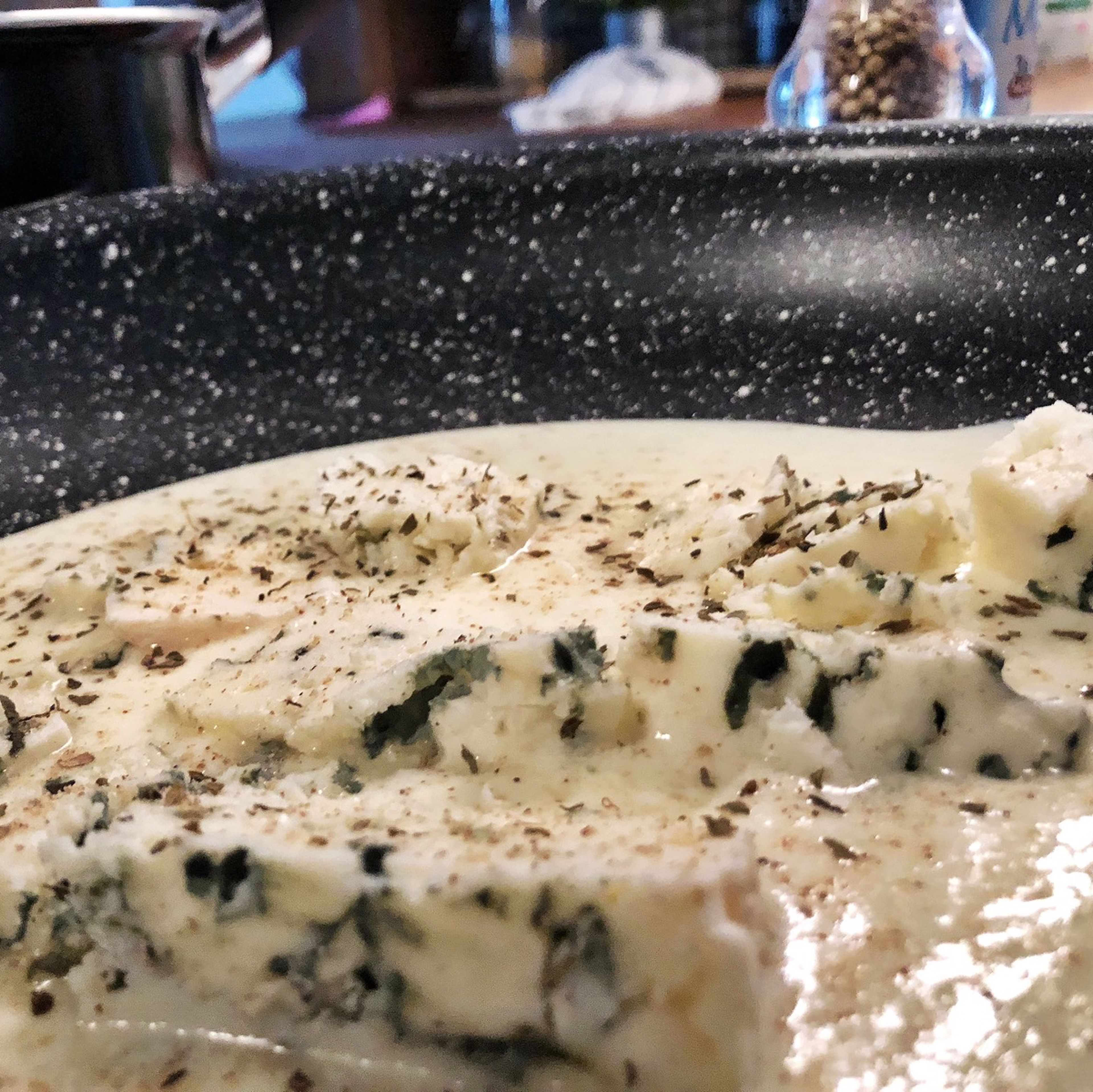 Melt the Roquefort cheese with the cream in a pan over low heat. At the same time, bake the fresh pasta in boiling salted water.