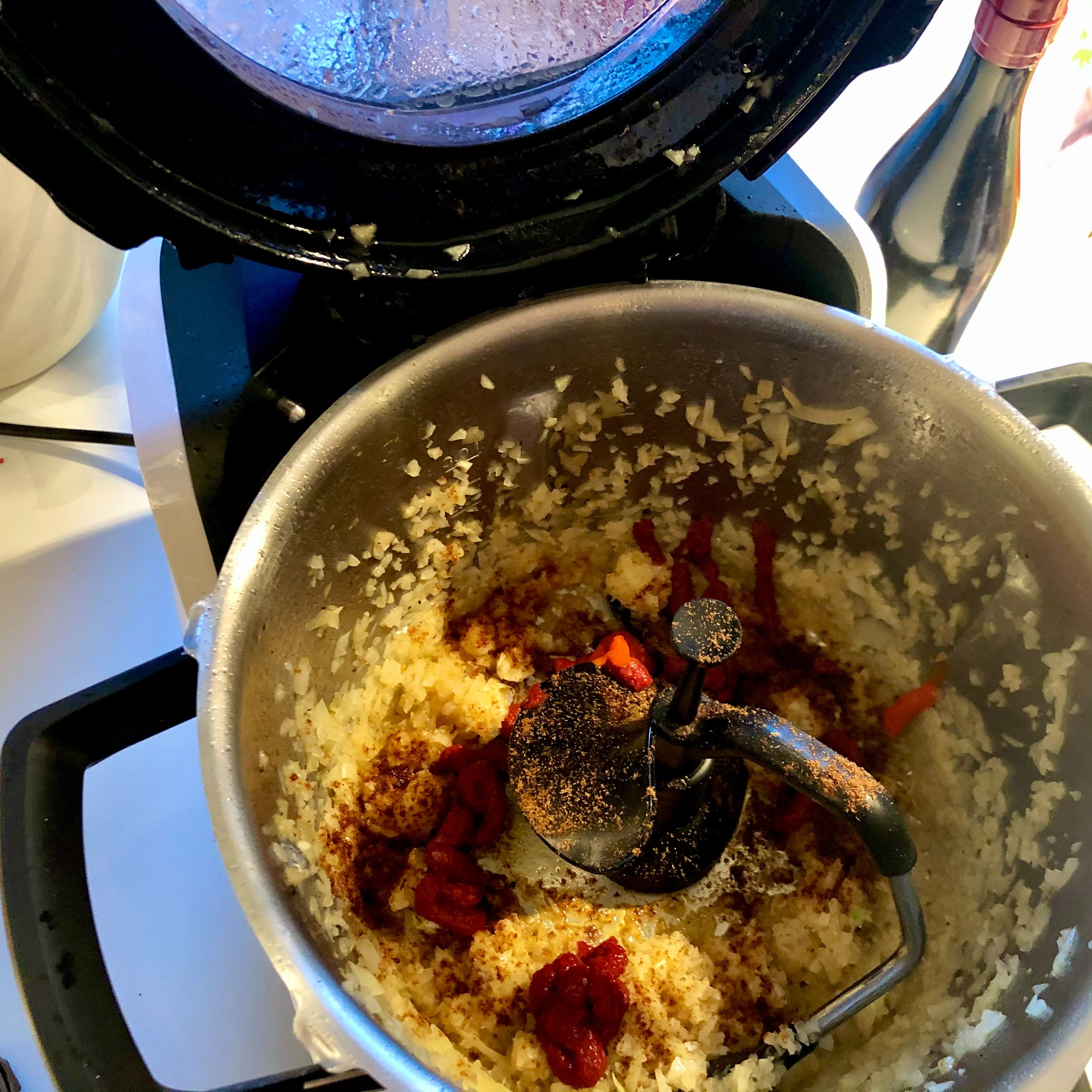 3D-Rührer einsetzen, restlichen Butterschmalz zugeben. Zwiebeln bei geschlossenem Deckel, ohne Messbecher, glasig braten (3D-Rührer | Stufe 3 | 150°C | 3 Min.). Pausieren, Deckel öffnen, Paprikapulver und Tomatenmark zugeben. Schließen und Braten fortsetzen, bis es deutlich zischelt. Dann über die Deckelöffnung Rotwein zugeben, auf gleicher Stufe einkochen lassen (3D-Rührer | Stufe 3 | 100°C | 2 Min.). Passierte Tomaten zugeben, Deckel ohne Messbecher schließen und weiterhin kochen lassen (3D-Rührer | Stufe 3 | 100°C | 5 Min.).