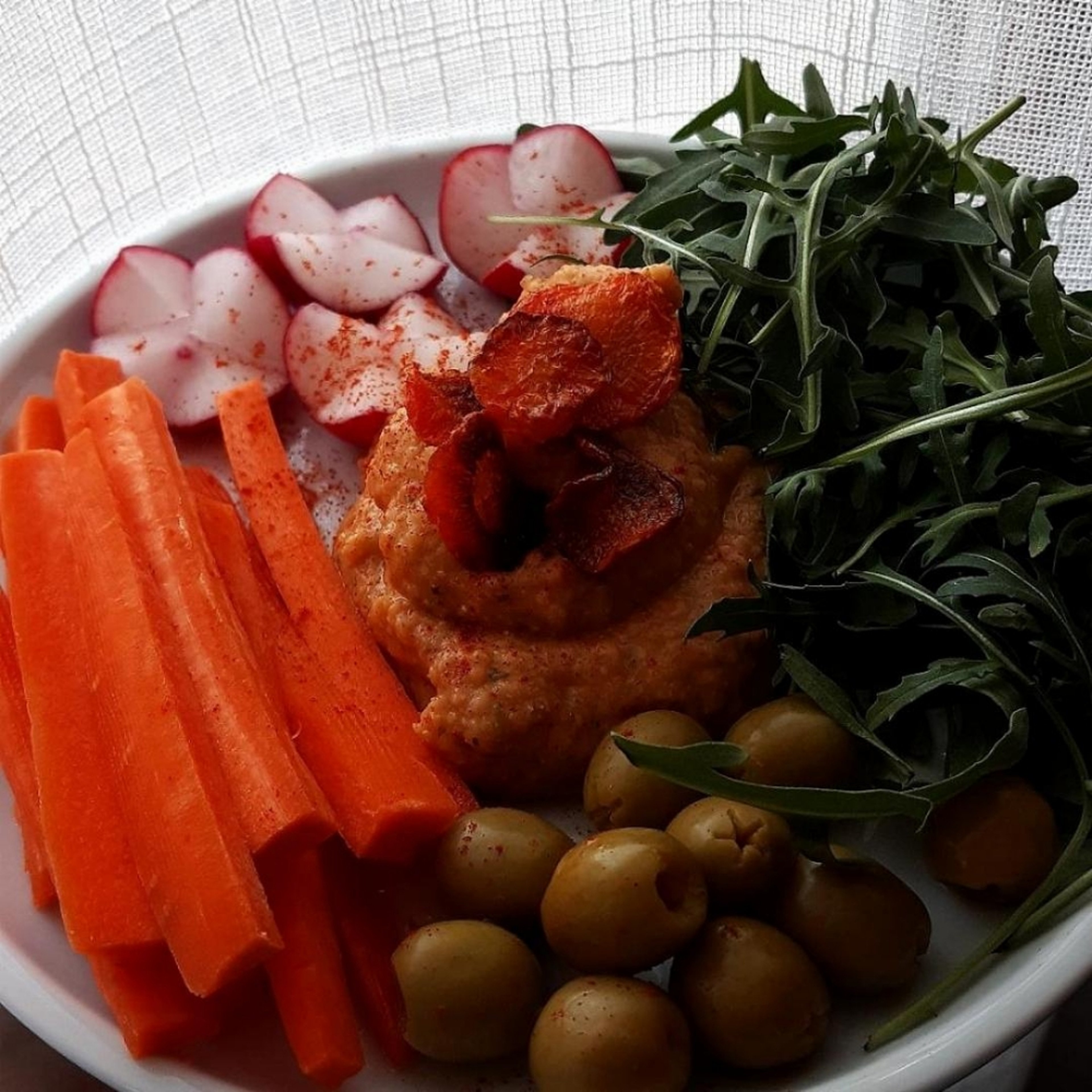 Carrot hummus with vegetables