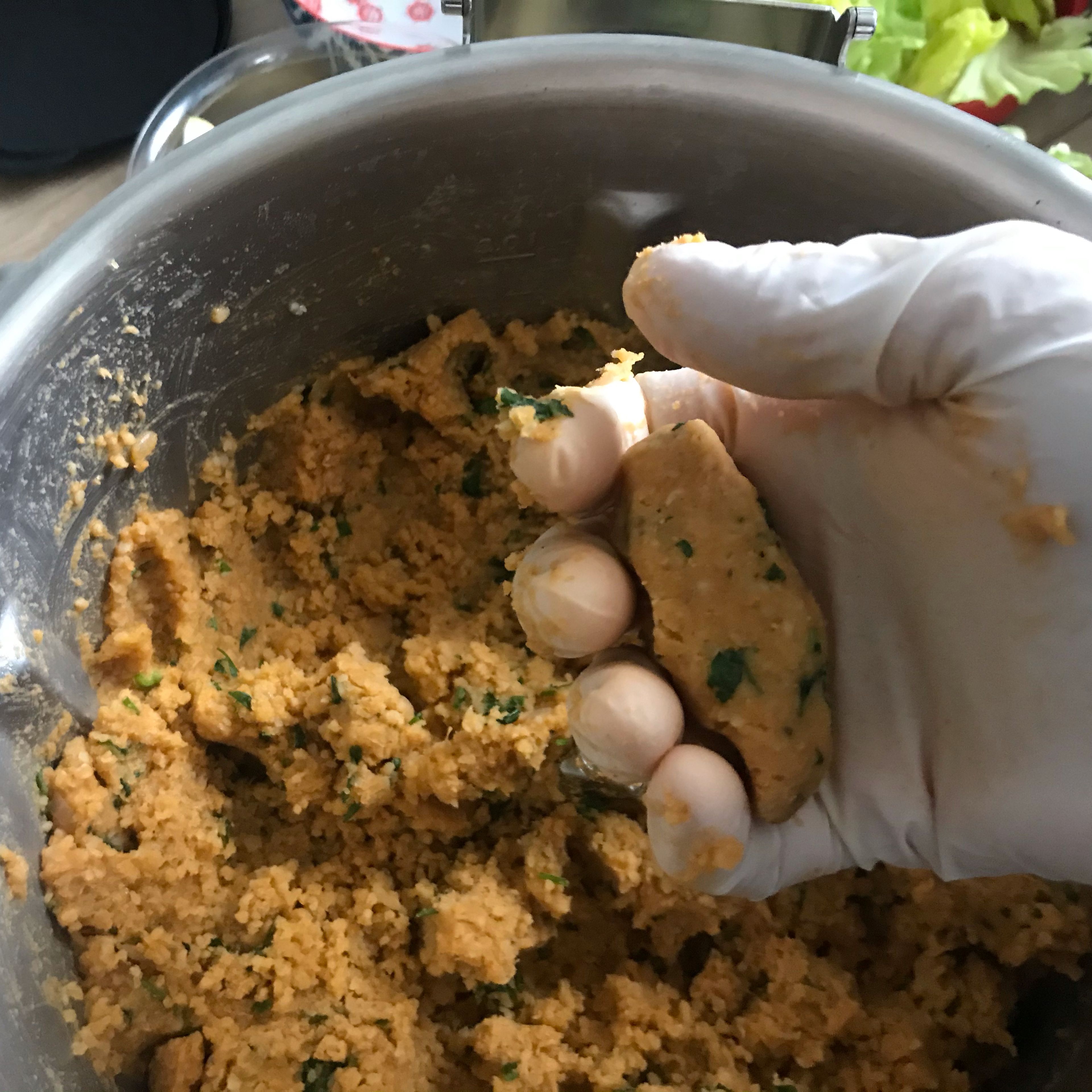 Wenn der Brei zu wässrig ist, dann noch ein wenig Bulgur dazugeben und unter "Manuelles Kochen" | ohne Werkzeug bei 70 Grad für 5 Minuten ziehen lassen. Sonst einmal mit der Hand durchkneten und formen. Auf einem Servierteller verteilen.