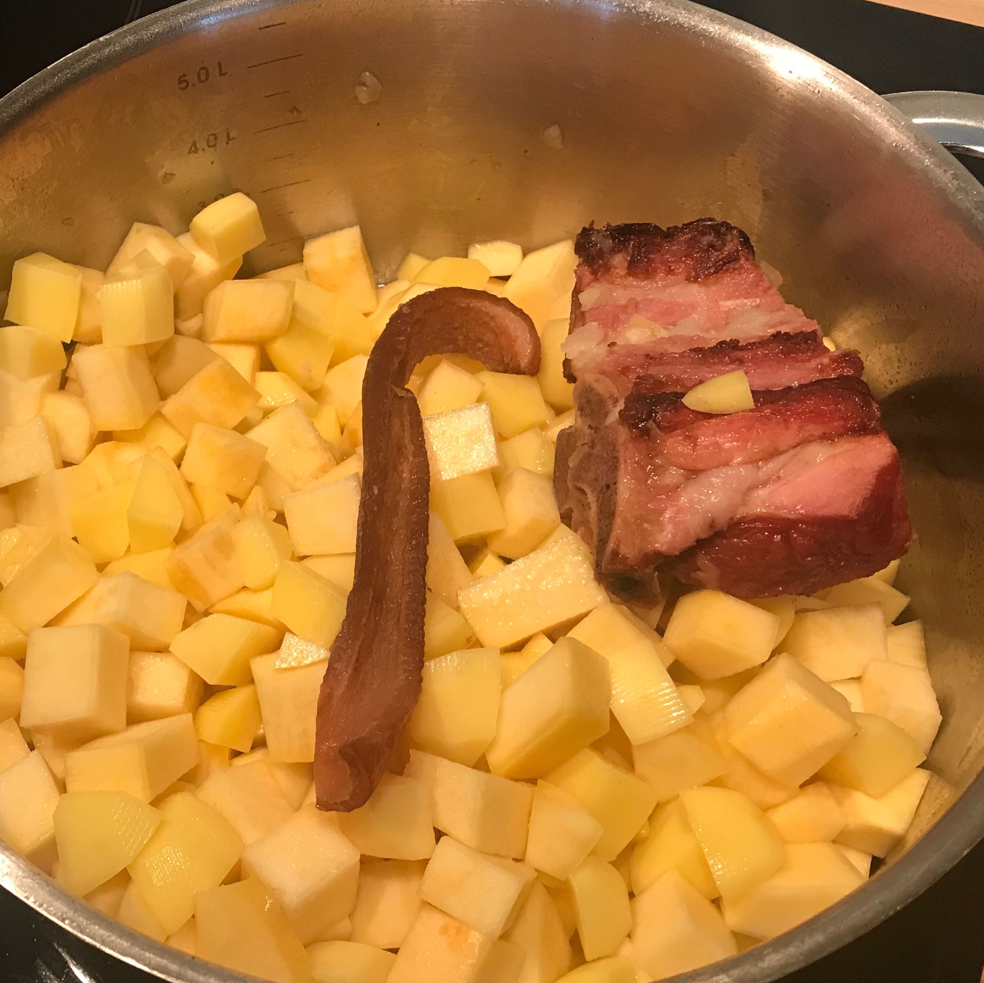 Kasslerstück rausnehmen. Kartoffeln und Steckrüben in den Topf geben und mit anschwitzen. Mit Wasser auffüllen und alles für ca. 30 Minuten kochen.