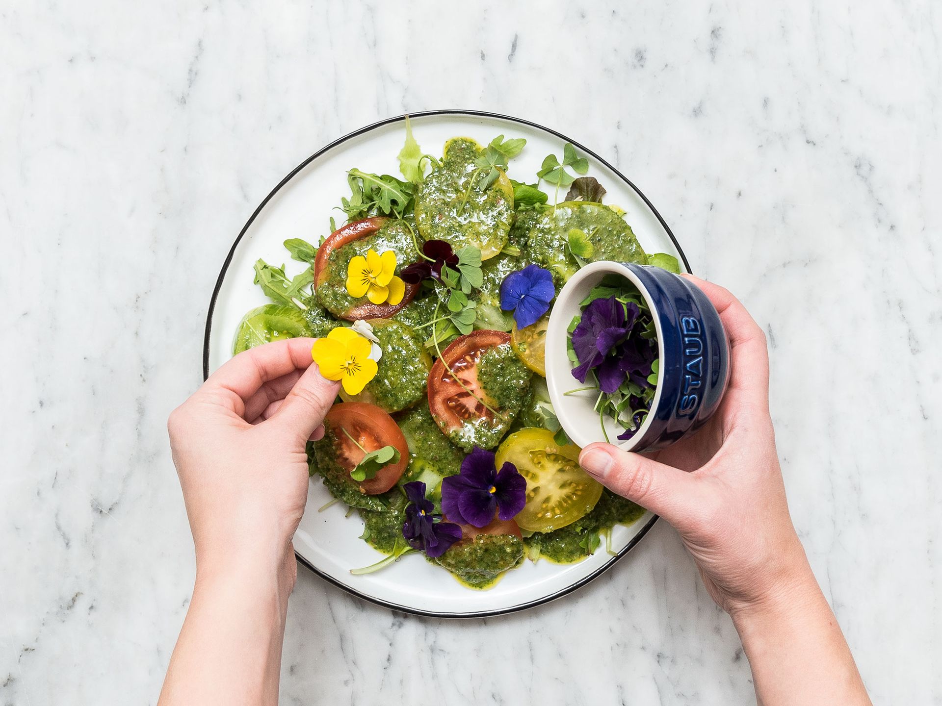 Tomatensalat mit Basilikum-Vinaigrette | Rezept | Kitchen Stories